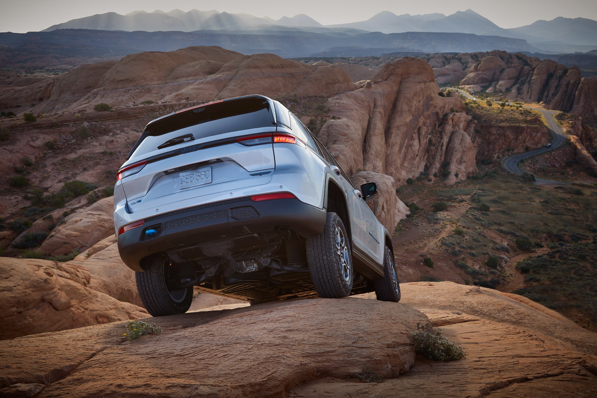 Download 2022 Jeep Grand Cherokee Trailhawk 4xe - Off-Road HD Wallpaper 1921x1281 #18