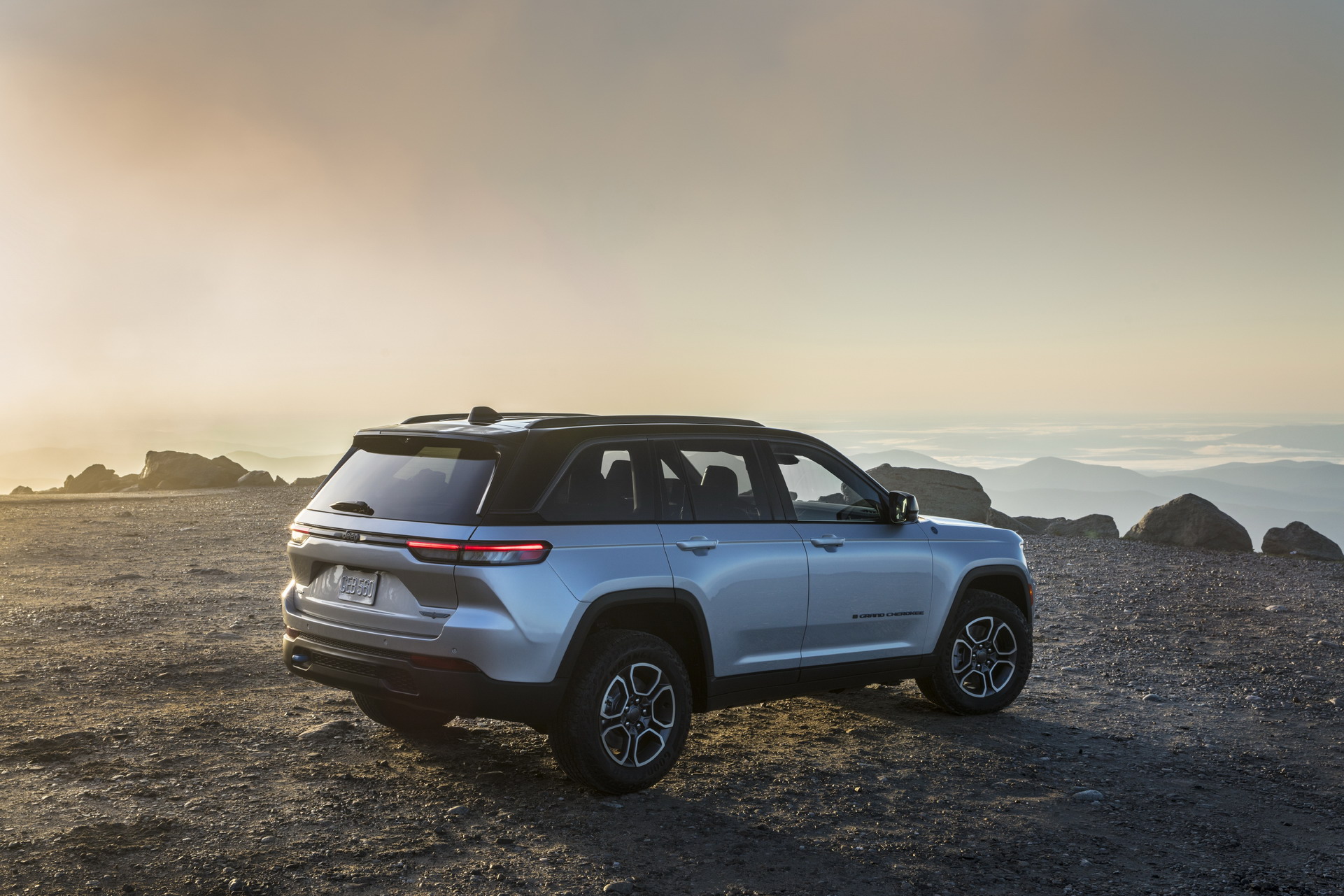 Download 2022 Jeep Grand Cherokee Trailhawk 4xe - Rear Three-Quarter HD Wallpaper 1921x1281 #31