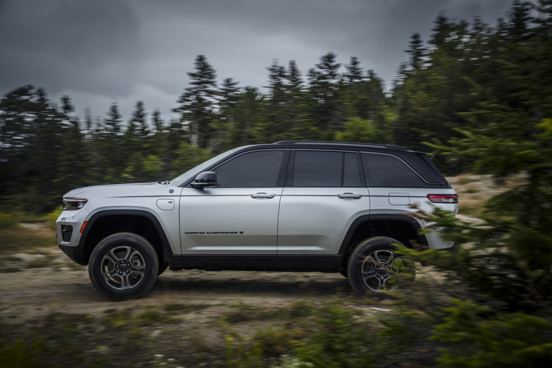 Download 2022 Jeep Grand Cherokee Trailhawk 4xe - Side HD Wallpaper 1921x1281 #27