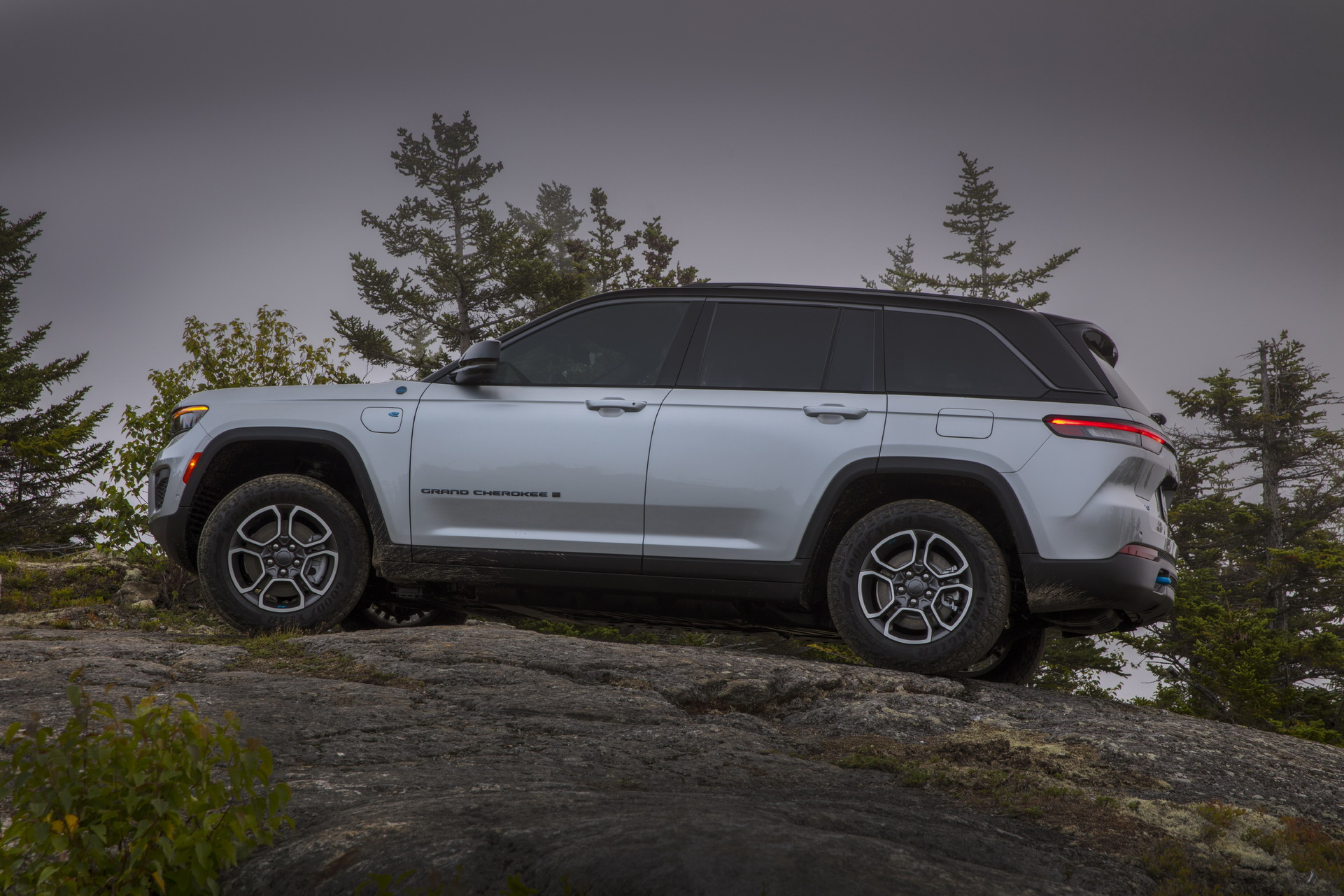 Download 2022 Jeep Grand Cherokee Trailhawk 4xe - Side HD Wallpaper 1921x1281 #28