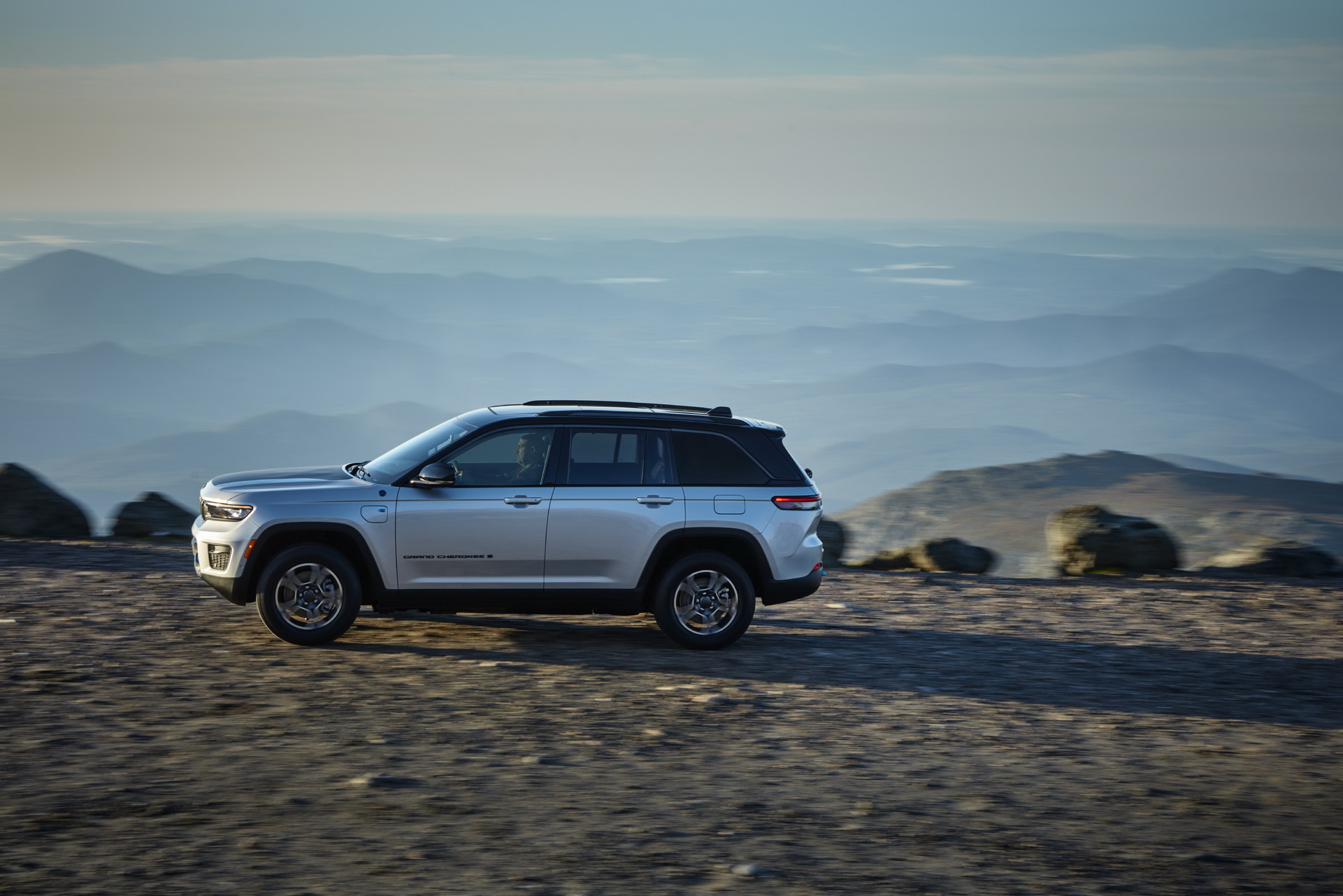 Download 2022 Jeep Grand Cherokee Trailhawk 4xe - Side HD Wallpaper 1921x1281 #32