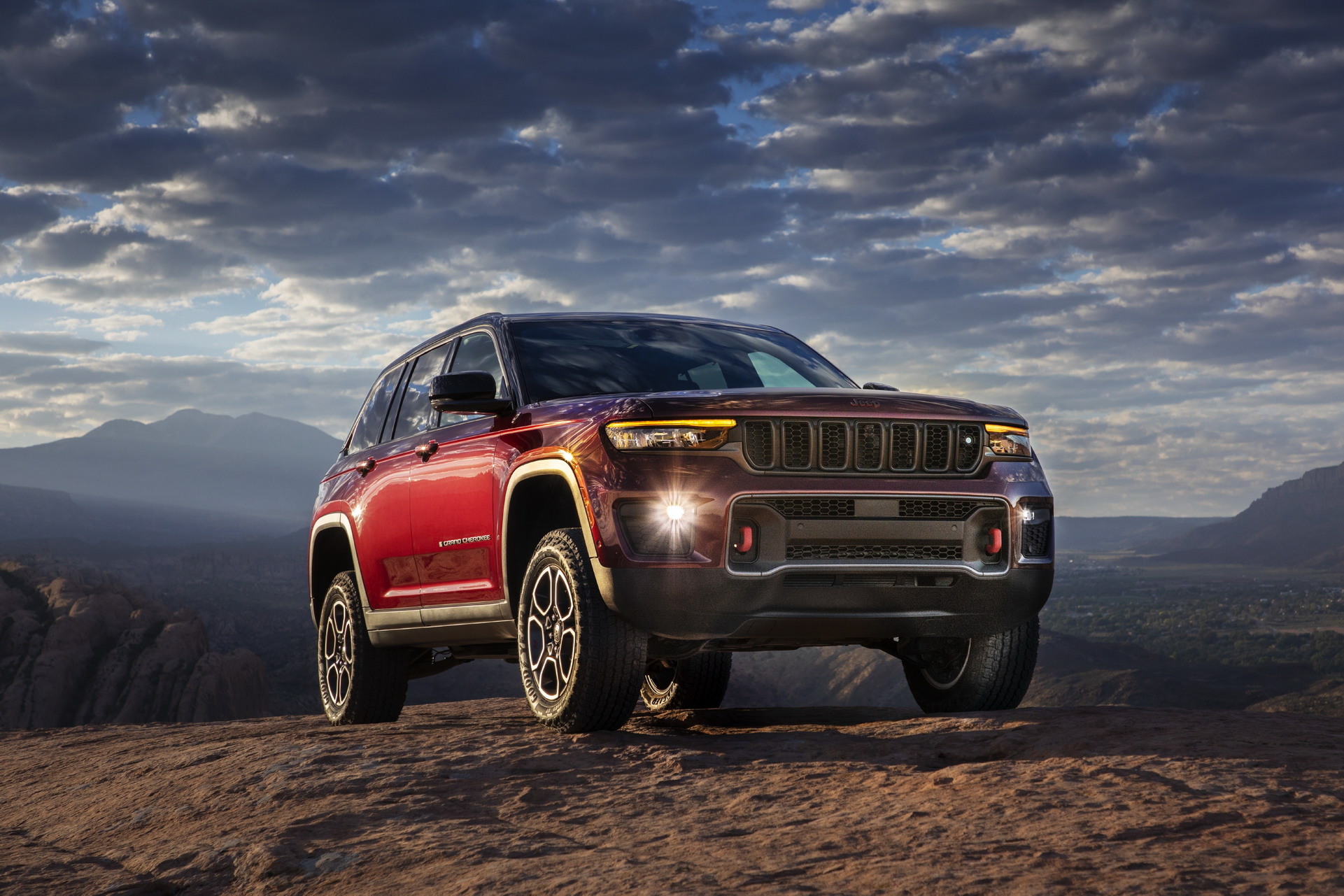 Download 2022 Jeep Grand Cherokee Trailhawk - Front Three-Quarter HD Wallpaper 1921x1281 #3