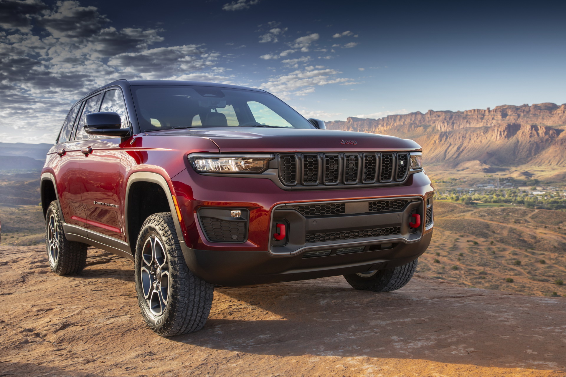 Download 2022 Jeep Grand Cherokee Trailhawk - Front Three-Quarter HD Wallpaper 1921x1281 #2