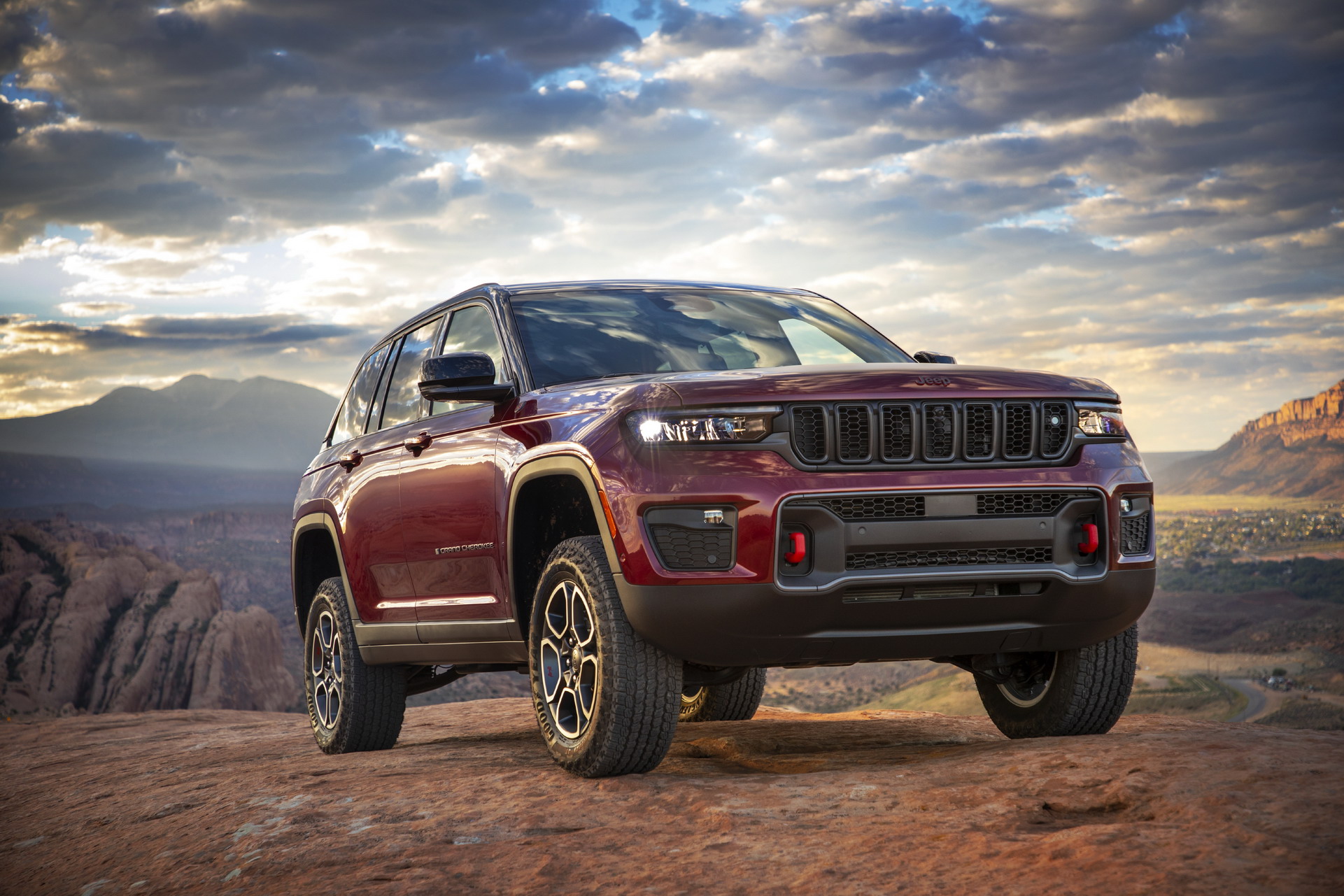 Download 2022 Jeep Grand Cherokee Trailhawk - Front Three-Quarter HD Wallpaper 1921x1281 #1