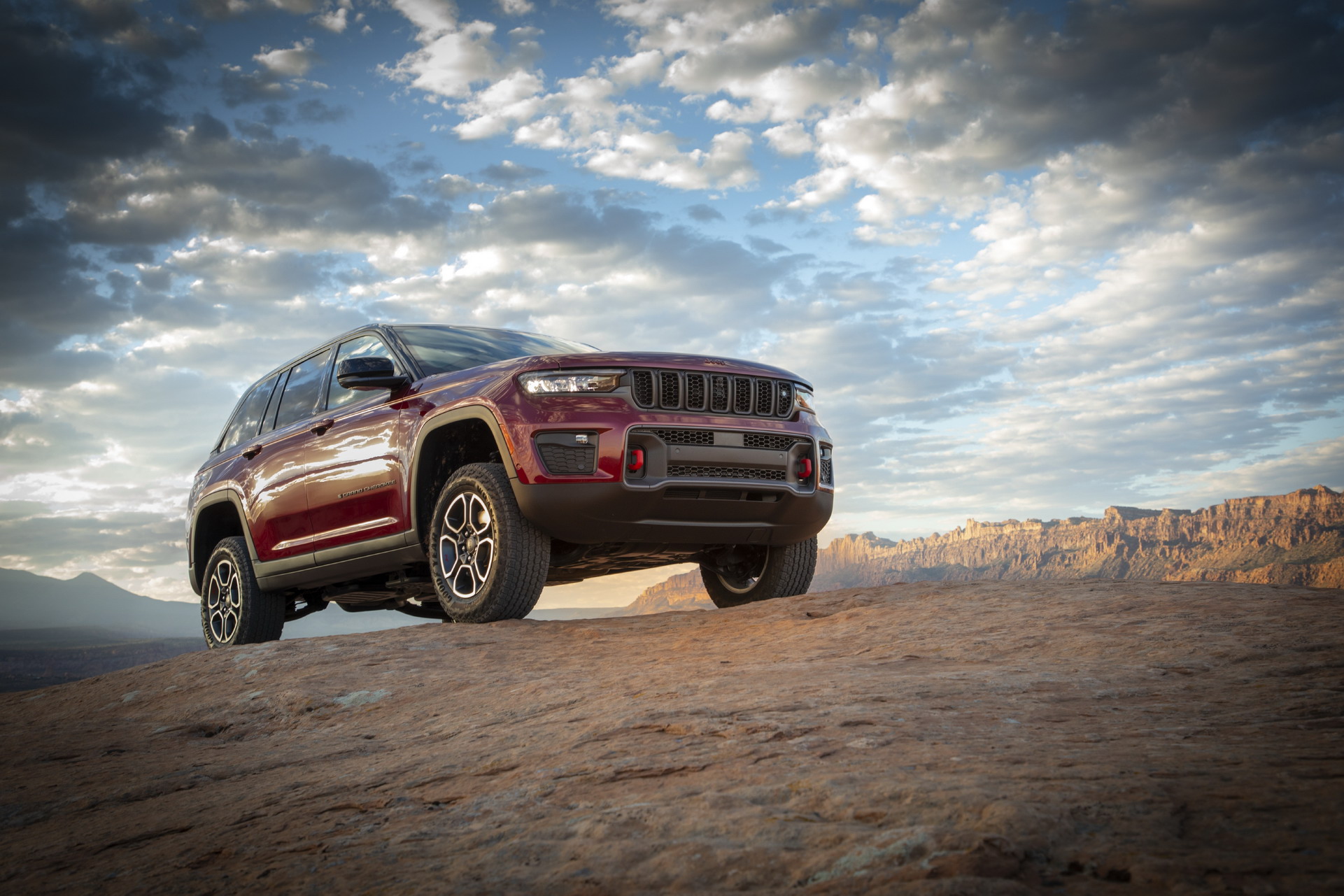 Download 2022 Jeep Grand Cherokee Trailhawk - Front Three-Quarter HD Wallpaper 1921x1281 #4