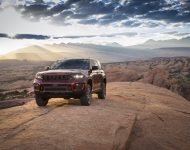 2022 Jeep Grand Cherokee Trailhawk - Front Three-Quarter Wallpaper 190x150