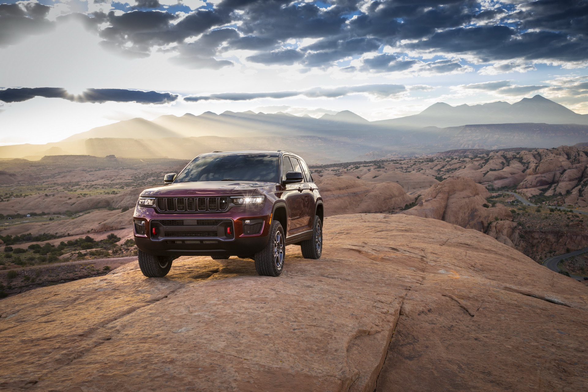Download 2022 Jeep Grand Cherokee Trailhawk - Front Three-Quarter HD Wallpaper 1921x1281 #5