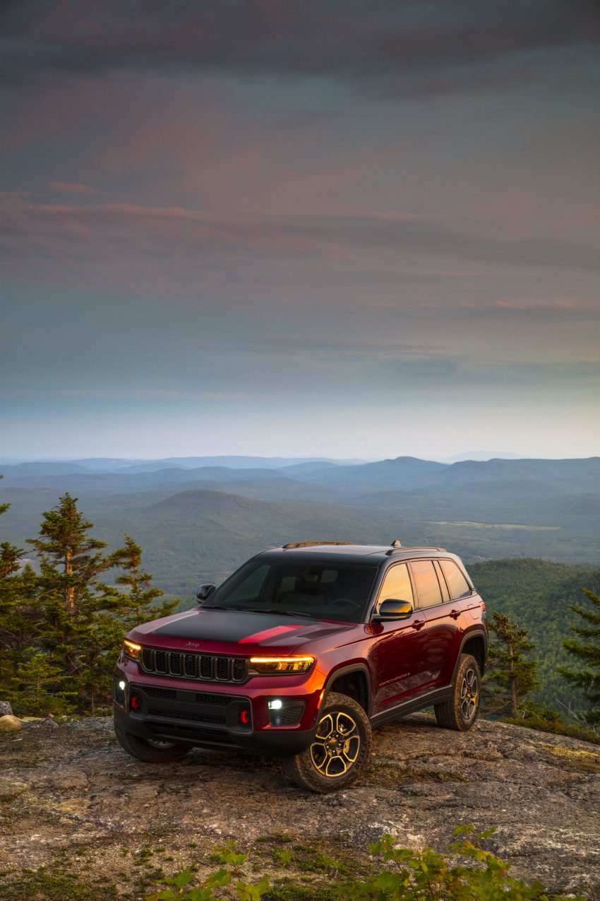 2022 Jeep Grand Cherokee Trailhawk - Front Three-Quarter Phone Wallpaper 850x1275 #18