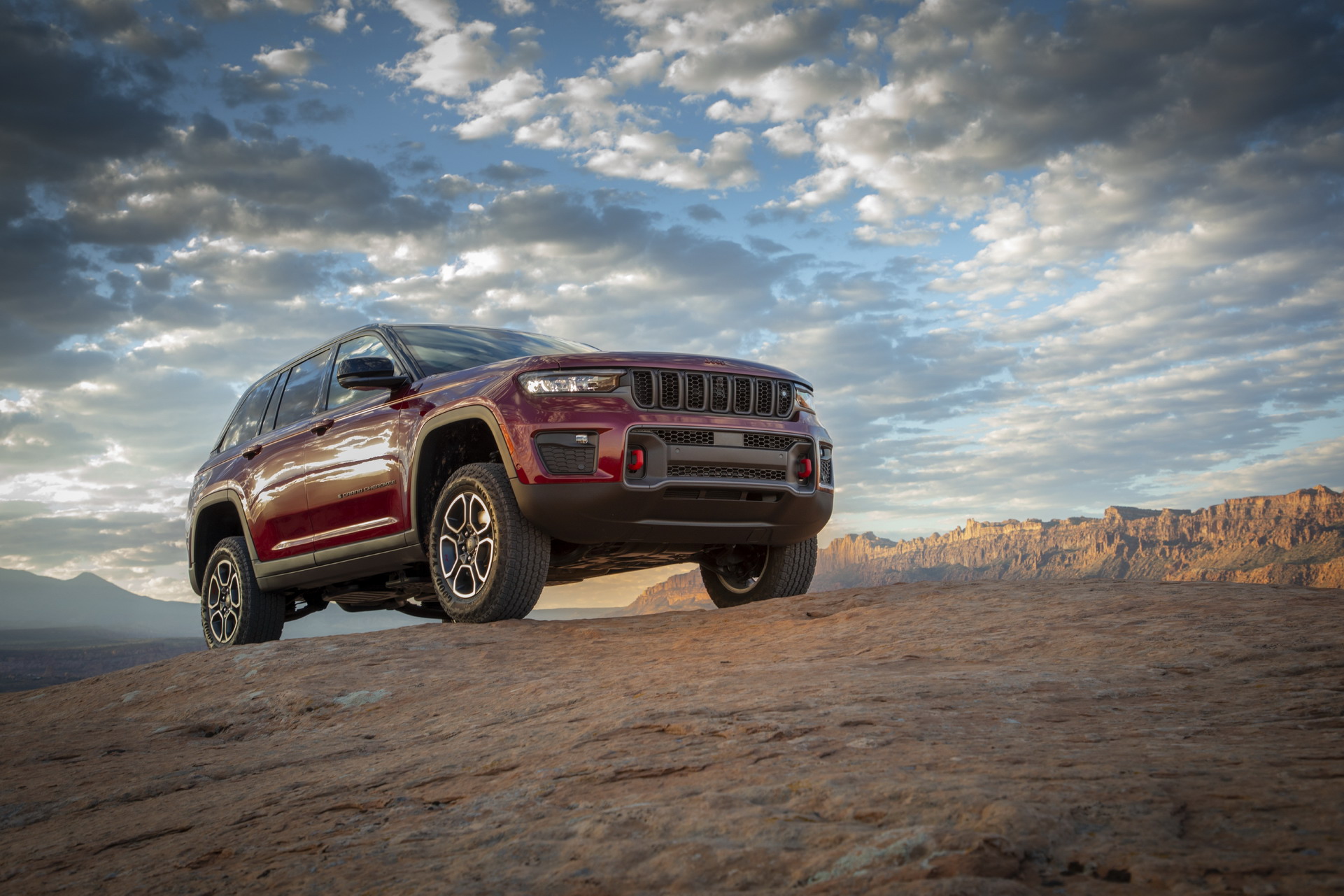 Download 2022 Jeep Grand Cherokee Trailhawk - Off-Road HD Wallpaper 1921x1281 #12