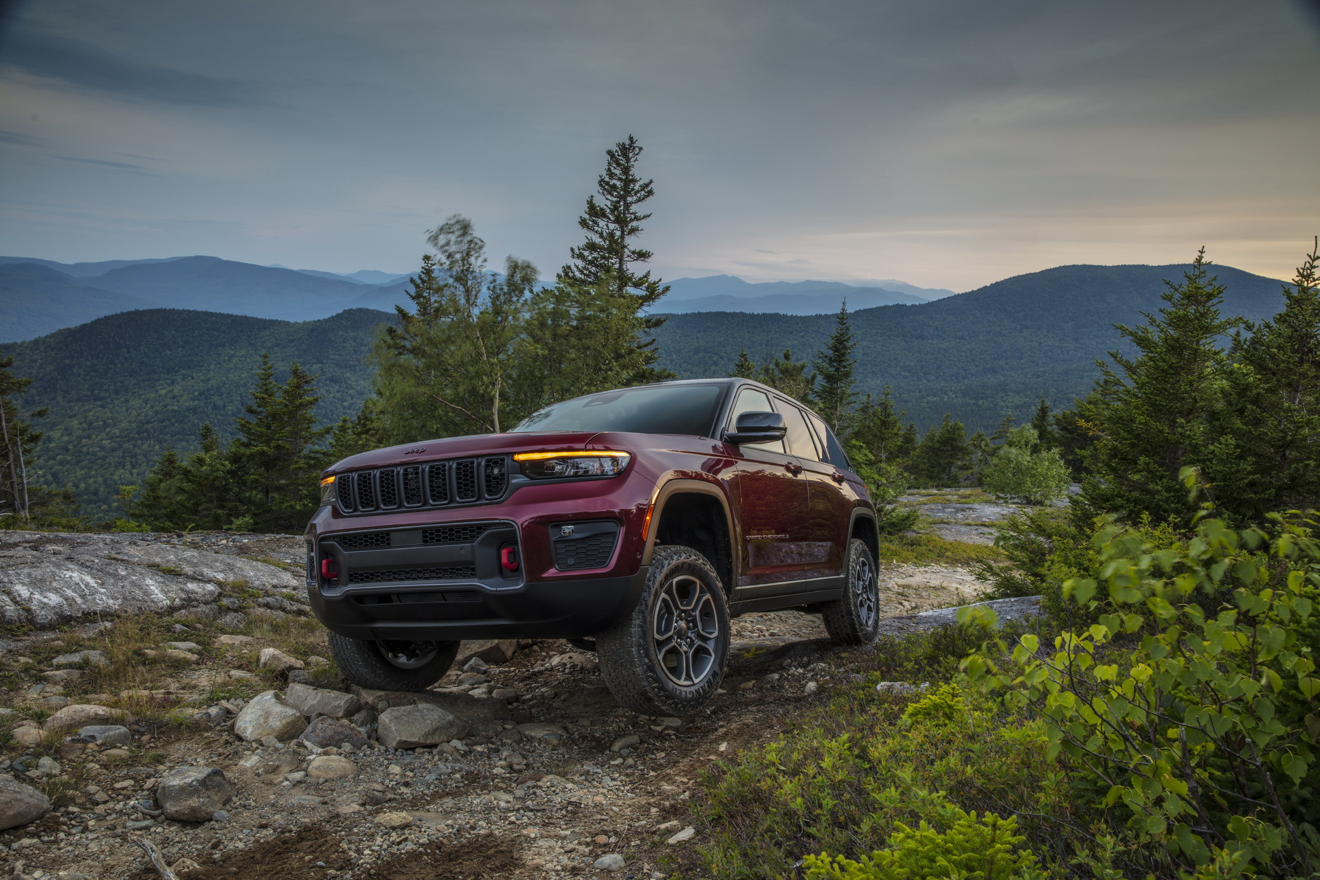 Download 2022 Jeep Grand Cherokee Trailhawk - Off-Road HD Wallpaper 1921x1281 #19