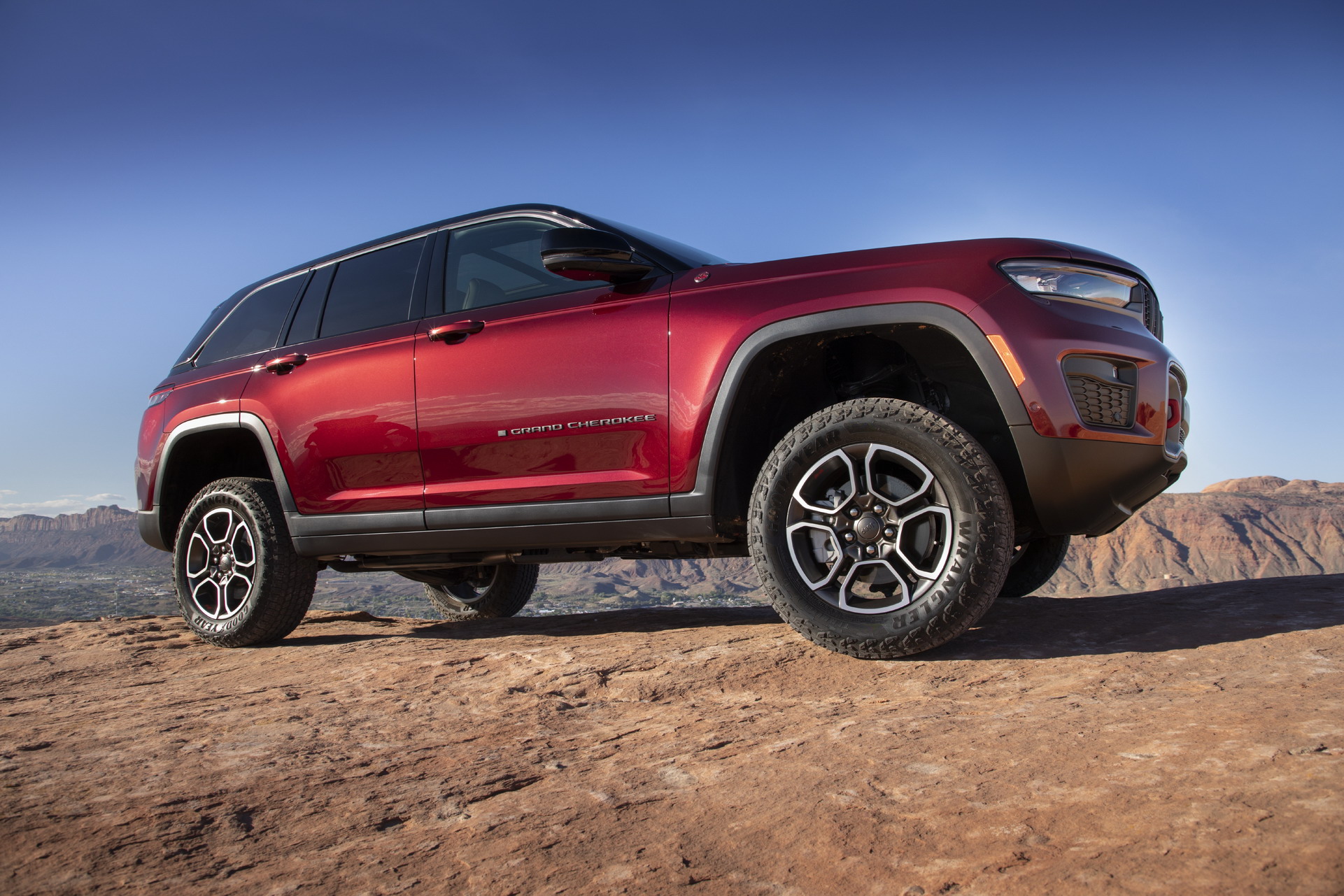 Download 2022 Jeep Grand Cherokee Trailhawk - Off-Road HD Wallpaper 1921x1281 #13