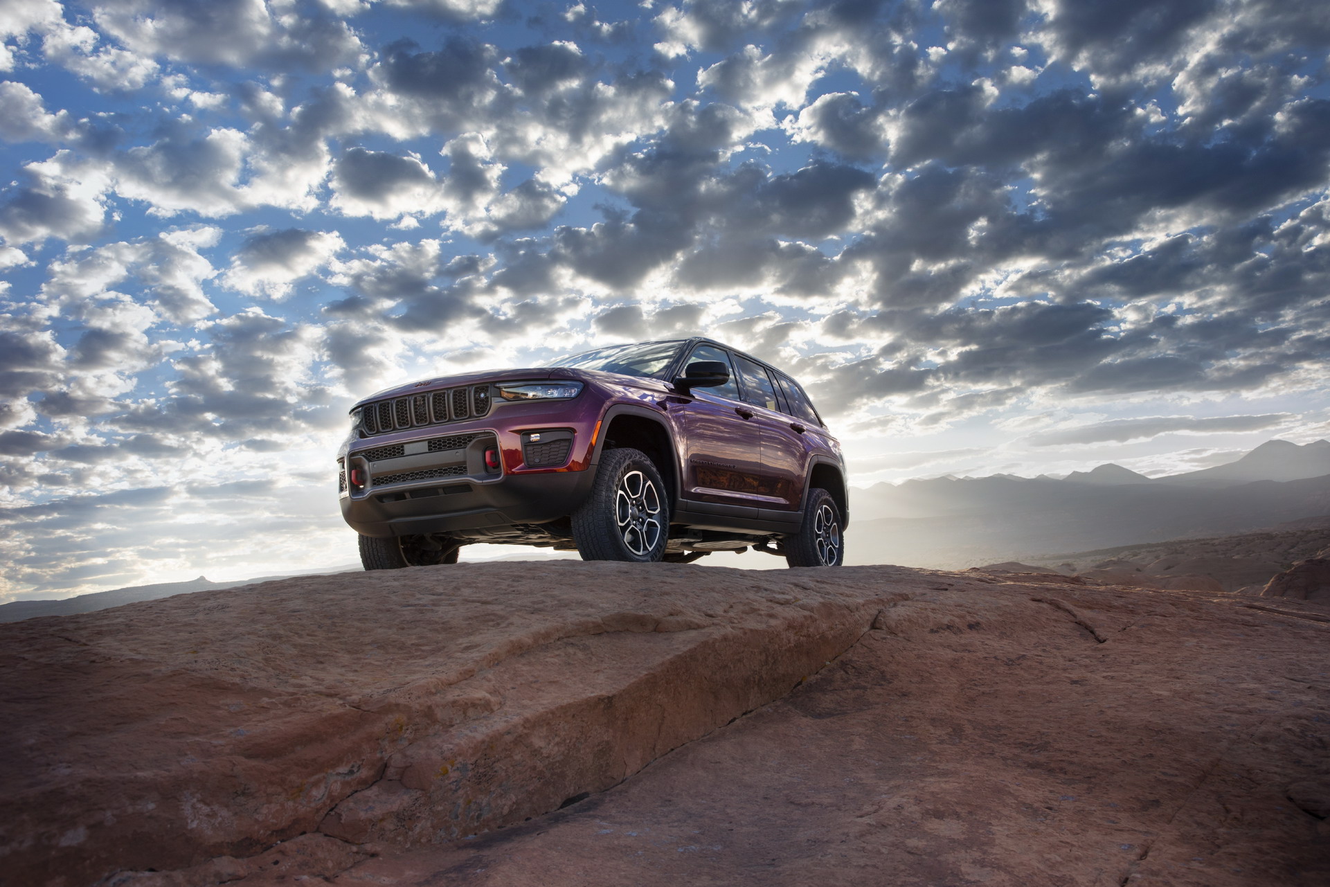 Download 2022 Jeep Grand Cherokee Trailhawk - Off-Road HD Wallpaper 1921x1281 #8