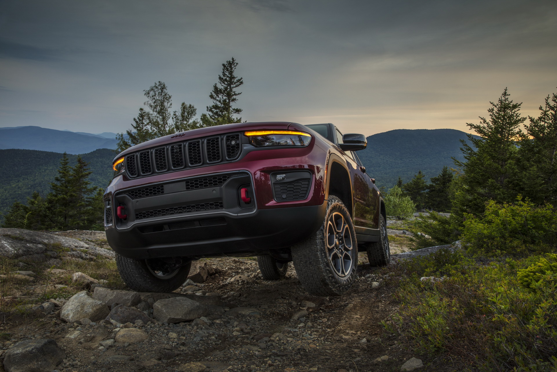 Download 2022 Jeep Grand Cherokee Trailhawk - Off-Road HD Wallpaper 1921x1281 #20