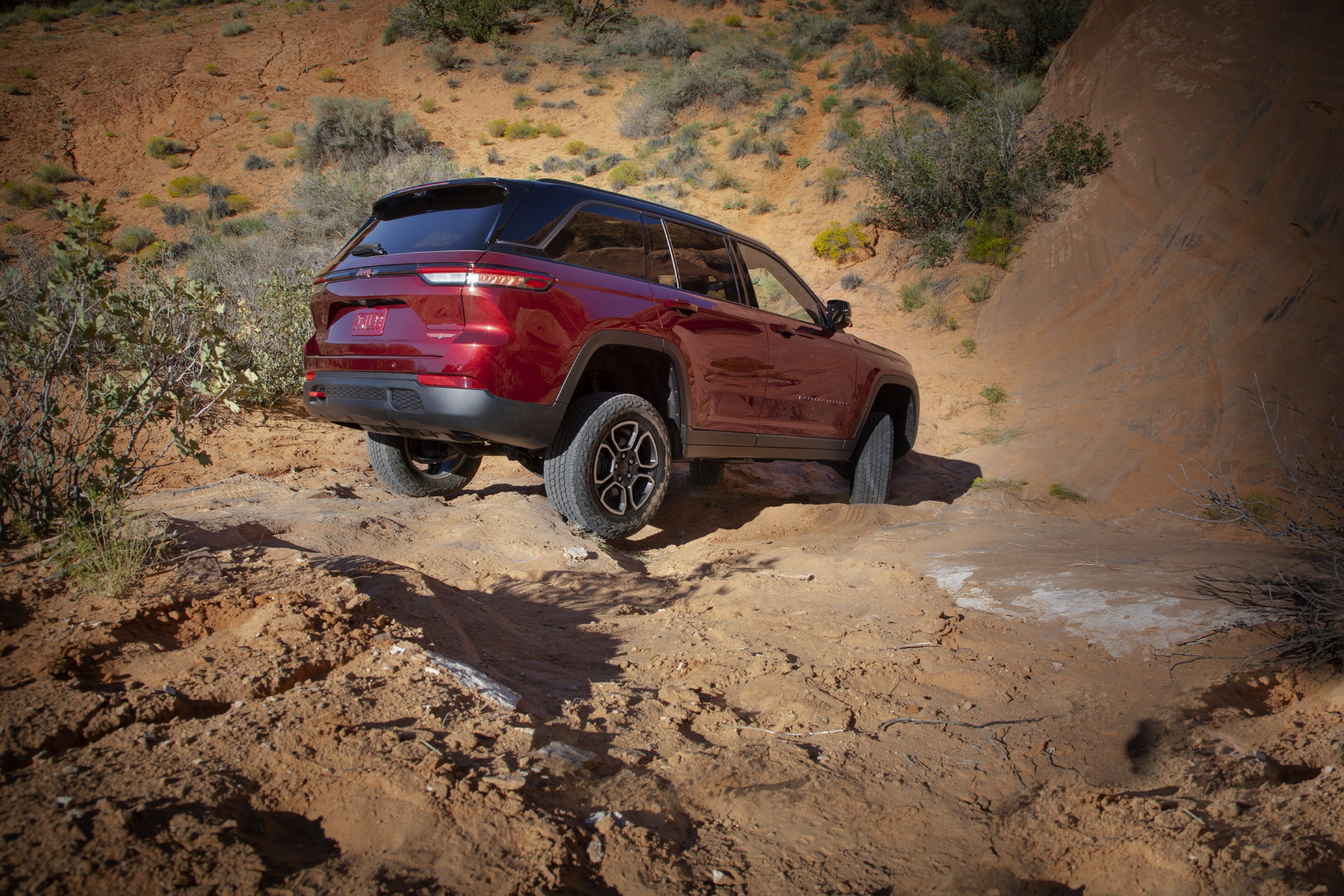 Download 2022 Jeep Grand Cherokee Trailhawk - Off-Road HD Wallpaper 1921x1281 #14