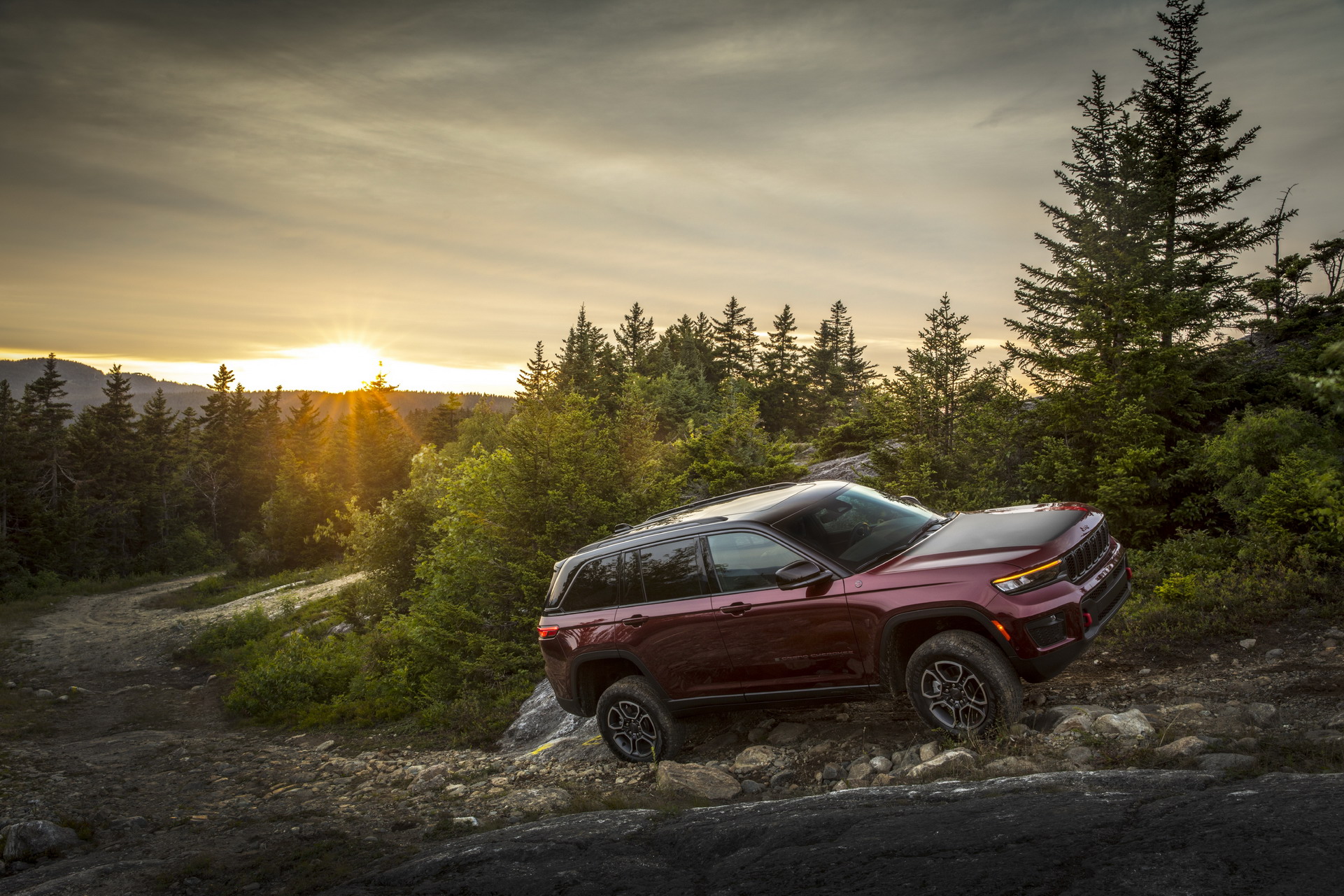 Download 2022 Jeep Grand Cherokee Trailhawk - Off-Road HD Wallpaper 1921x1281 #21