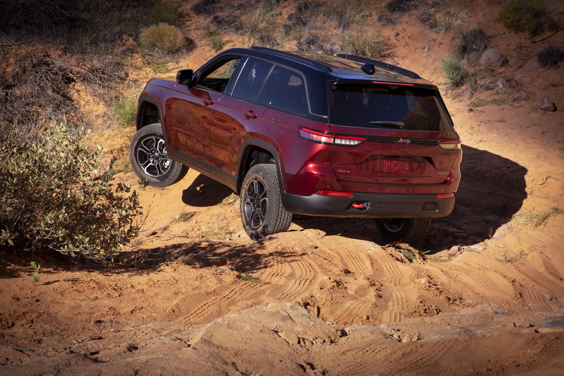 Download 2022 Jeep Grand Cherokee Trailhawk - Off-Road HD Wallpaper 1921x1281 #15