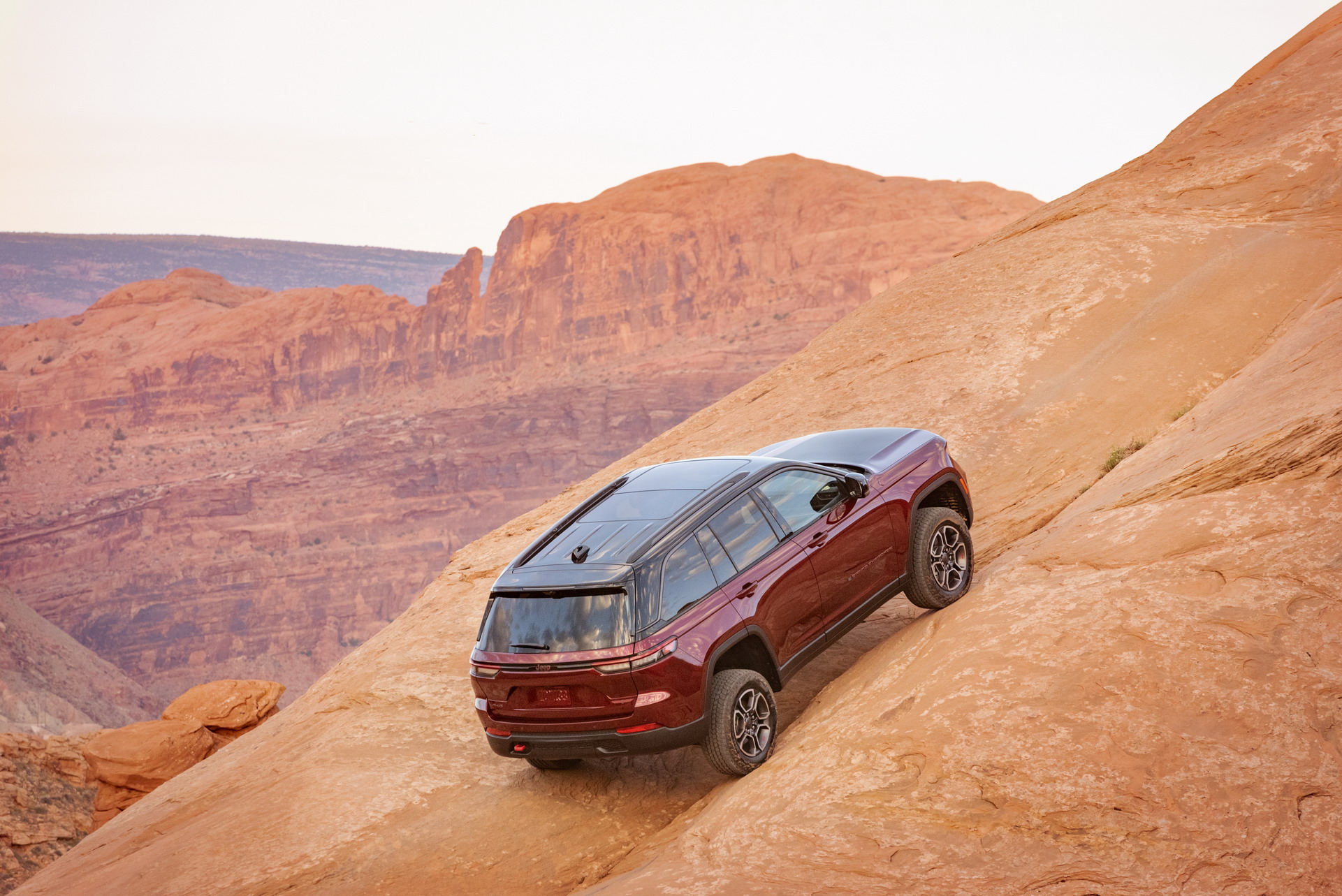Download 2022 Jeep Grand Cherokee Trailhawk - Off-Road HD Wallpaper 1921x1283 #16