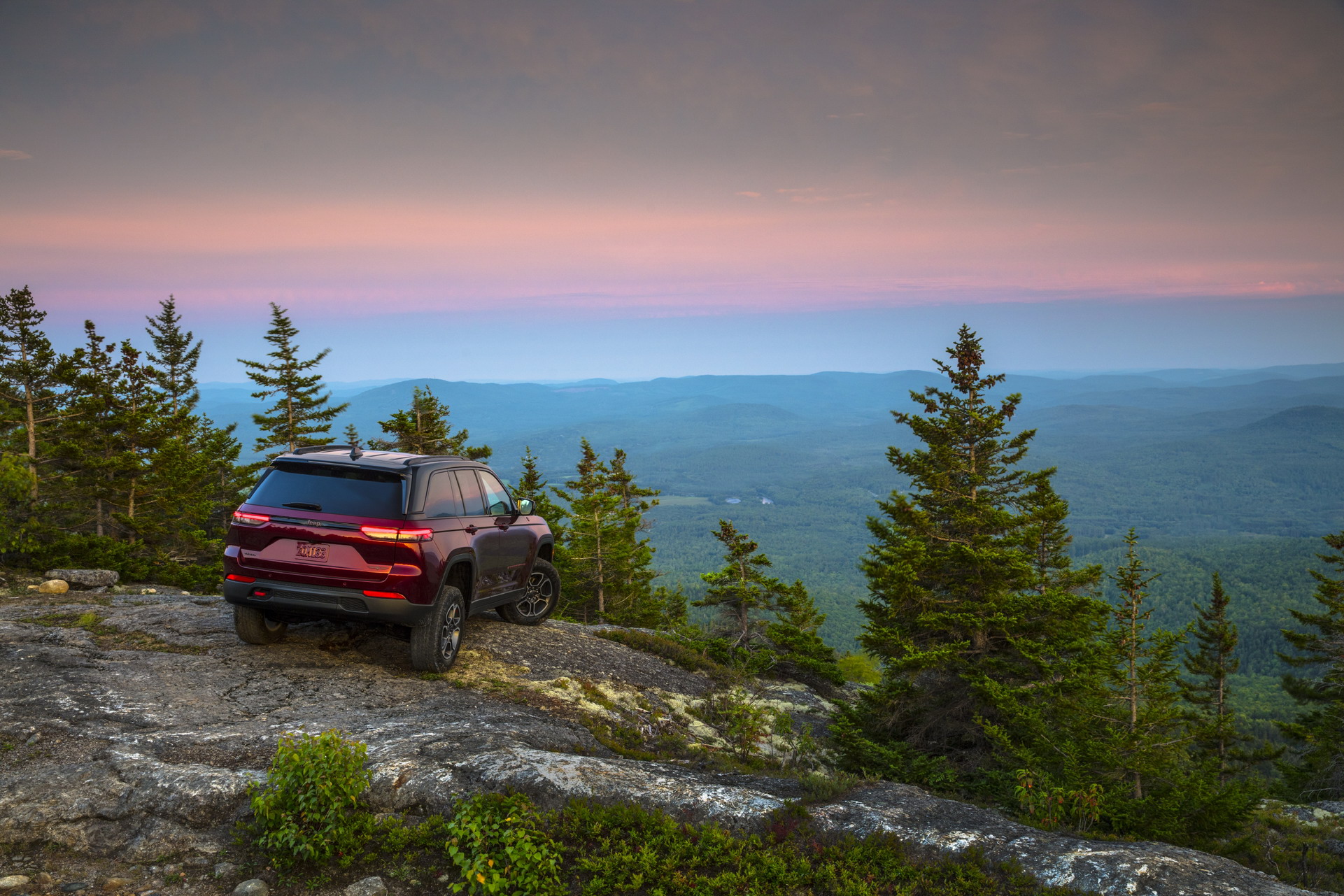 Download 2022 Jeep Grand Cherokee Trailhawk - Off-Road HD Wallpaper 1921x1281 #27
