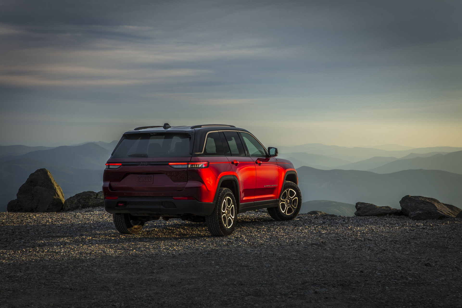 Download 2022 Jeep Grand Cherokee Trailhawk - Rear Three-Quarter HD Wallpaper 1921x1281 #9