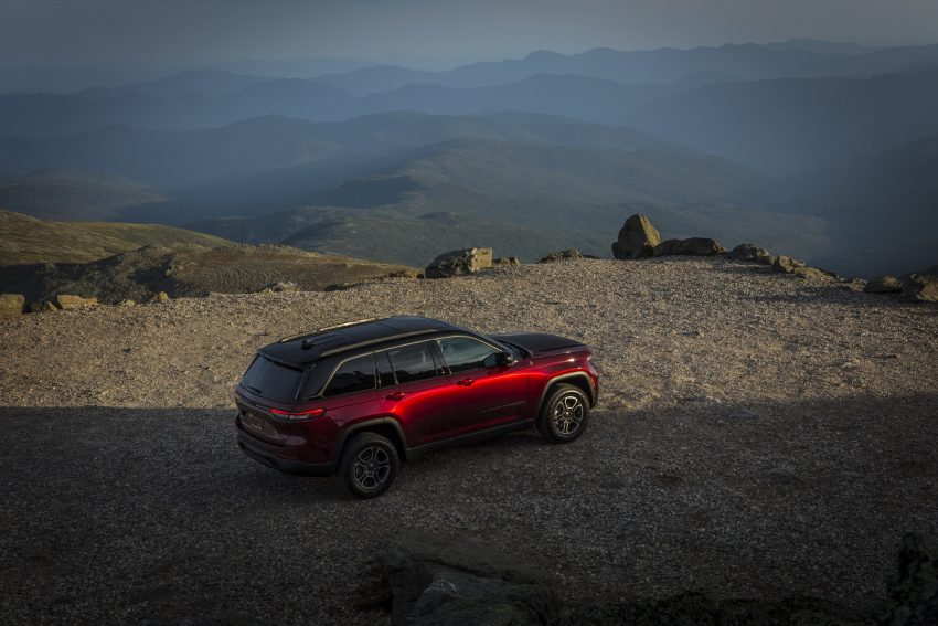 2022 Jeep Grand Cherokee Trailhawk - Rear Three-Quarter Wallpaper 850x567 #28