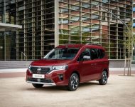 2022 Nissan Townstar Combi - Front Three-Quarter Wallpaper 190x150