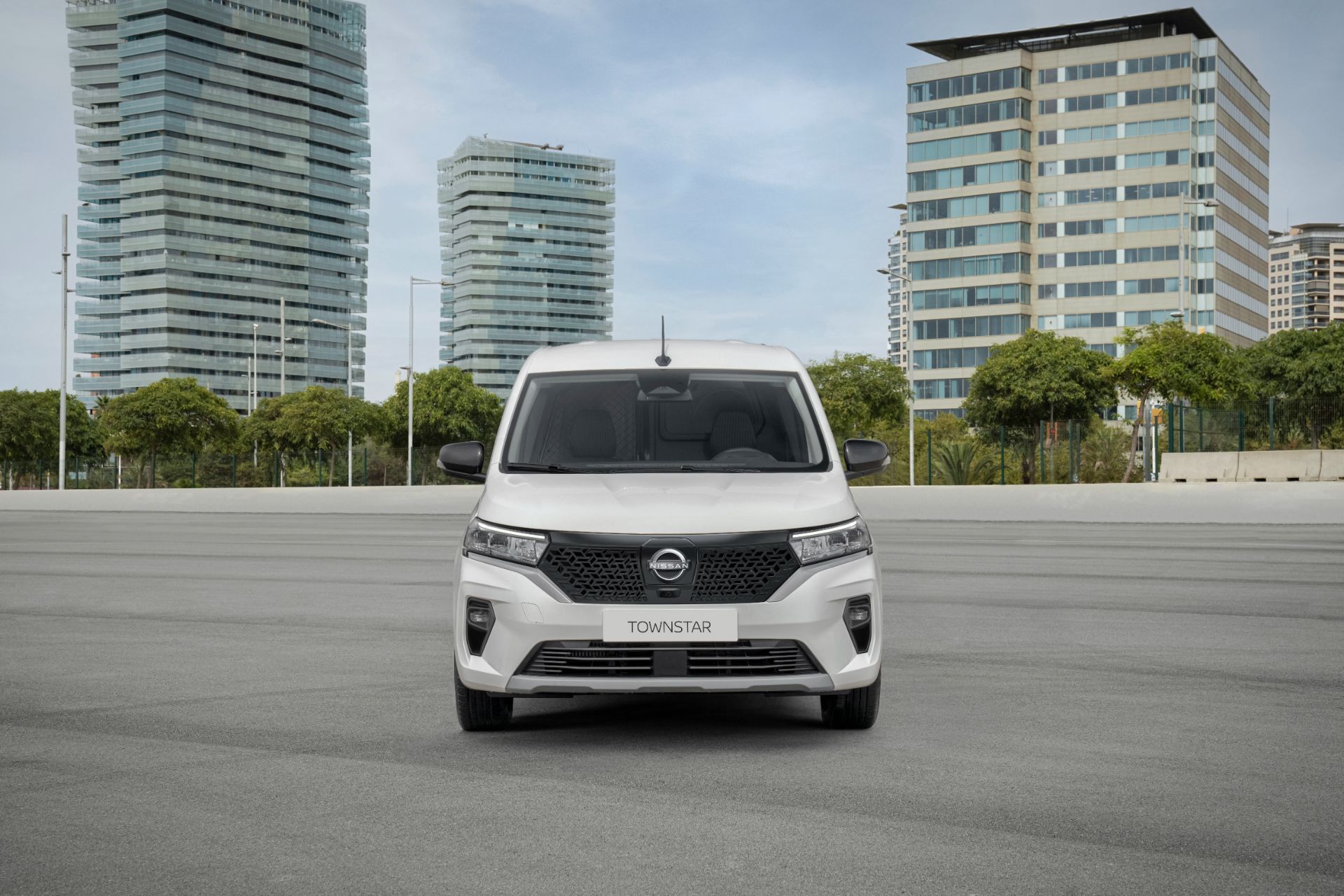 Download 2022 Nissan Townstar EV Van - Front HD Wallpaper 1920x1280 #6