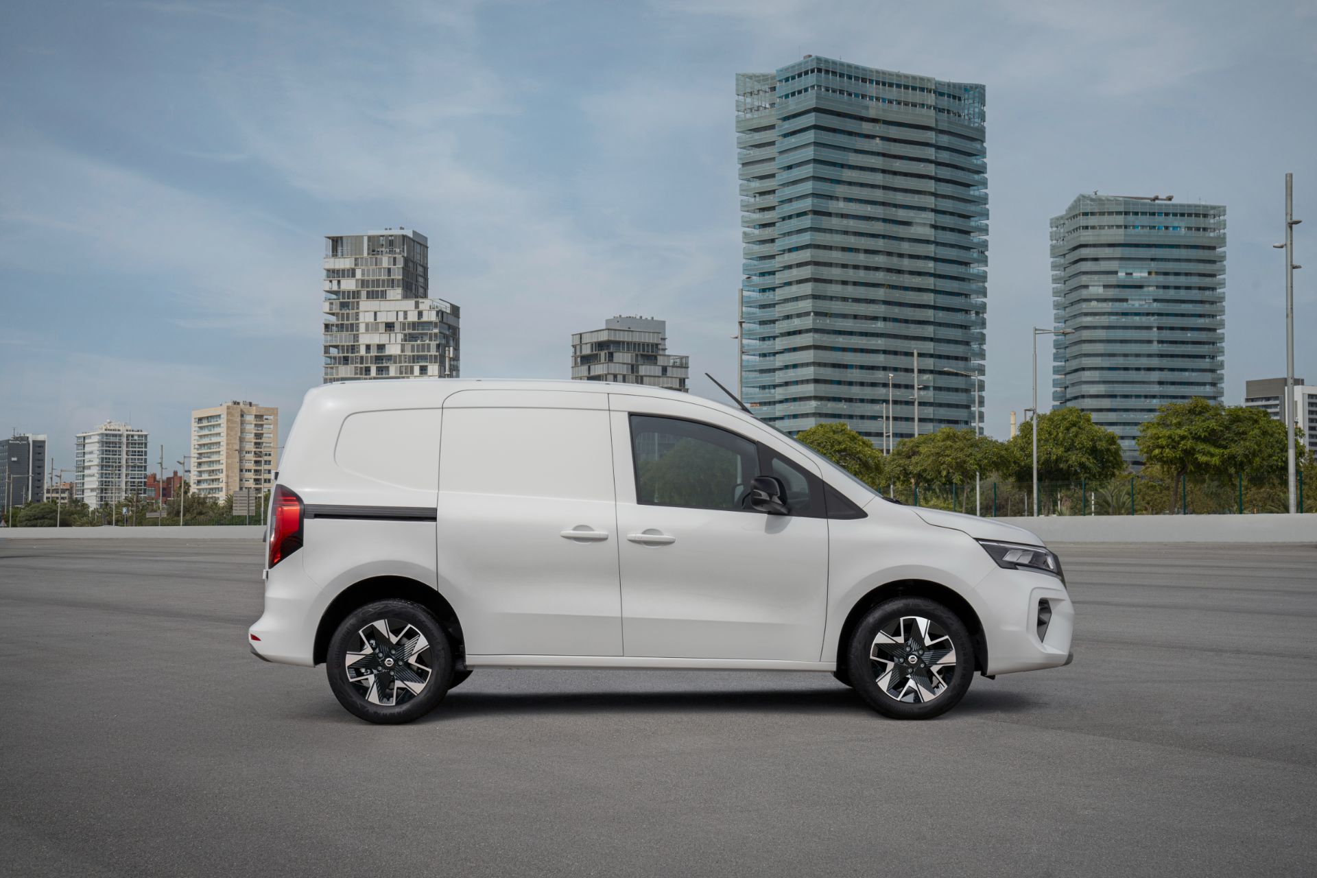 Download 2022 Nissan Townstar EV Van - Side HD Wallpaper 1920x1280 #9