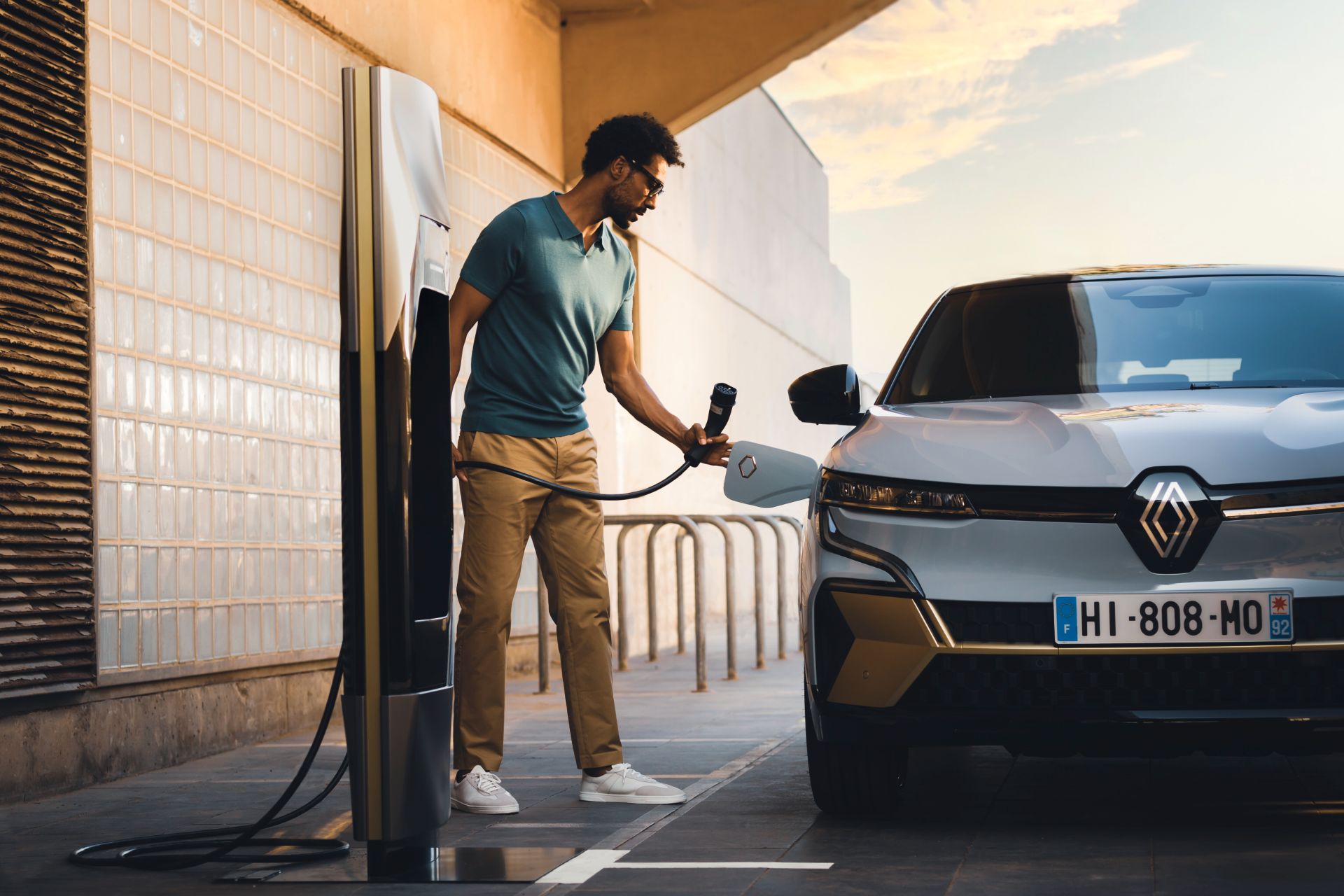 Download 2022 Renault Megane E-Tech - Charging HD Wallpaper 1920x1280 #56