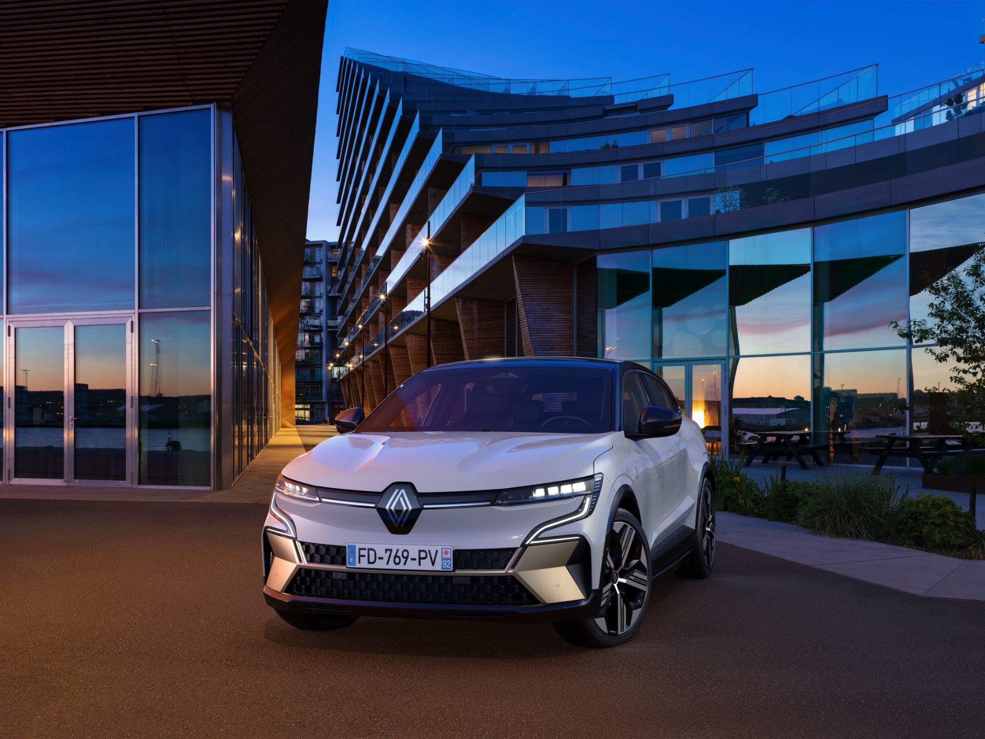 Download 2022 Renault Megane E-Tech - Front HD Wallpaper 1920x1440 #38