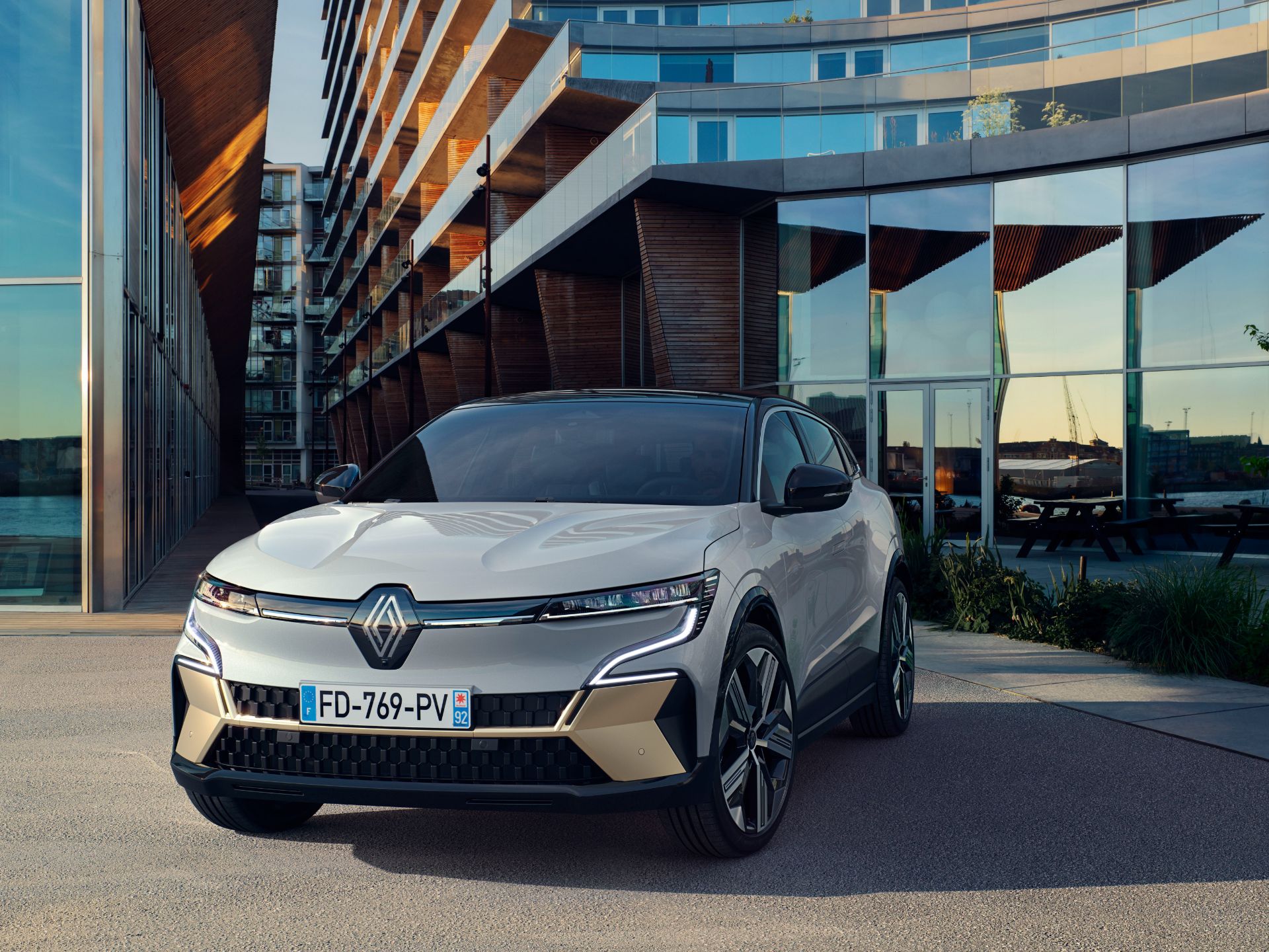 Download 2022 Renault Megane E-Tech - Front HD Wallpaper 1920x1440 #19