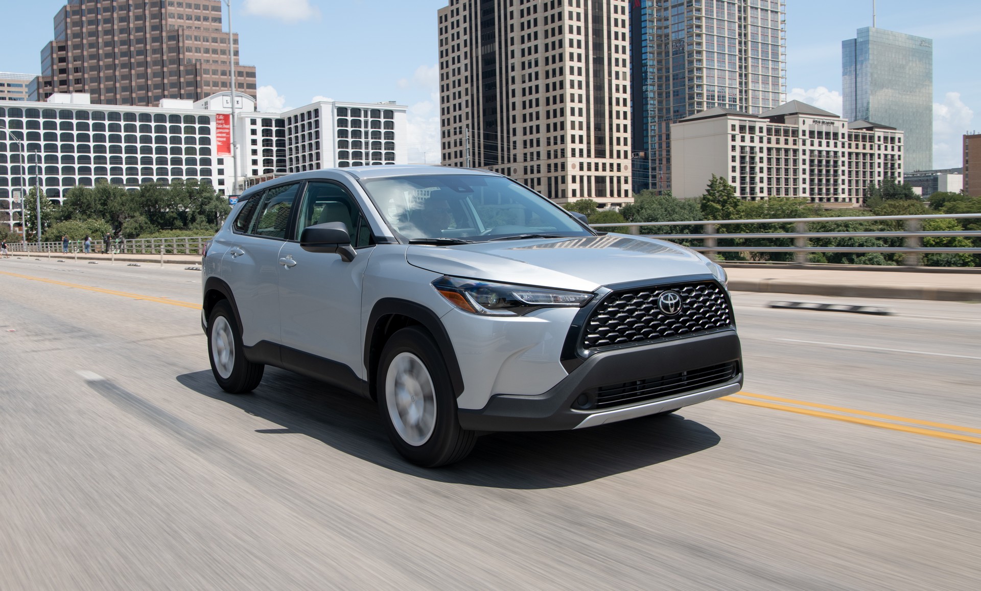 Download 2022 Toyota Corolla Cross L - Front Three-Quarter HD Wallpaper 1920x1157 #3