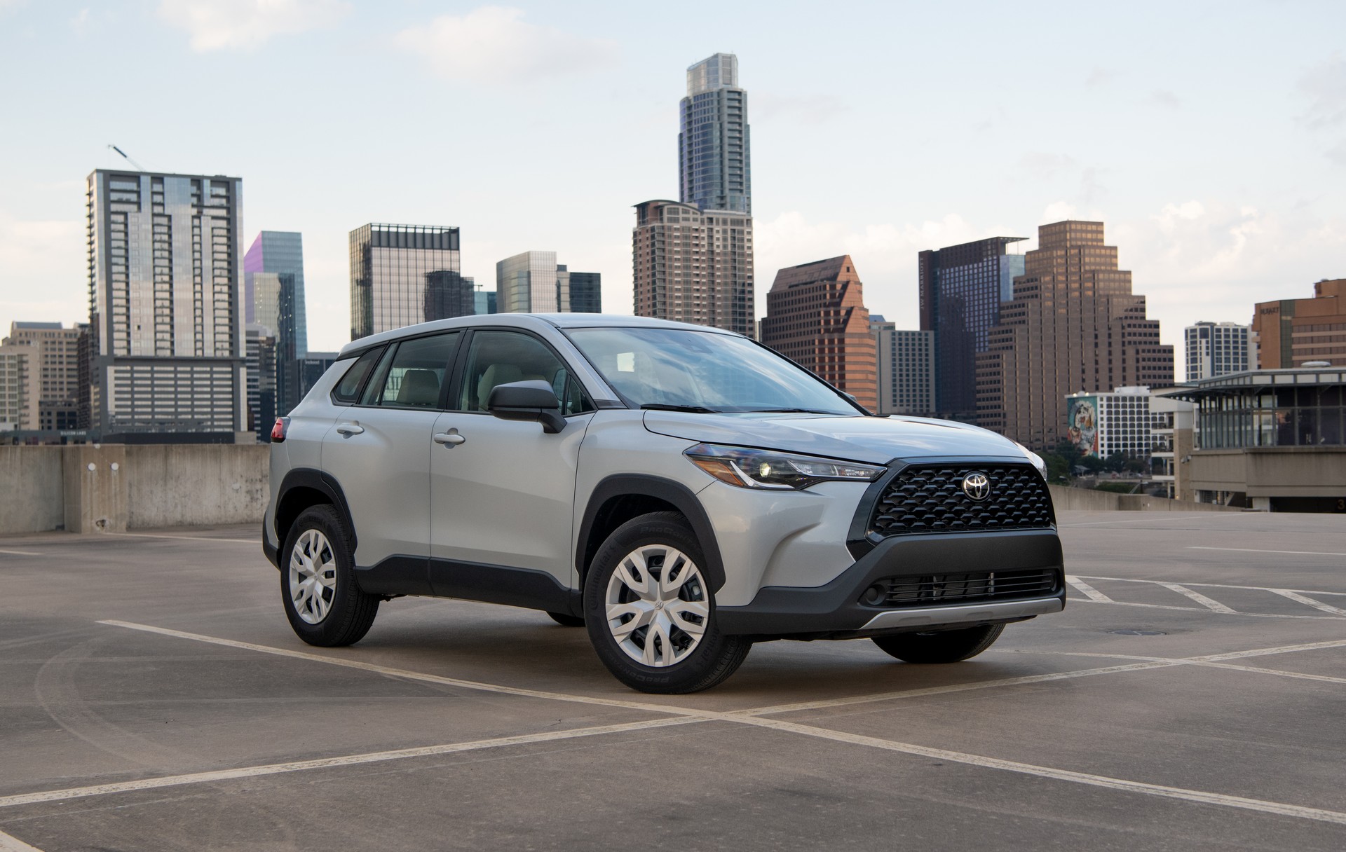 Download 2022 Toyota Corolla Cross L - Front Three-Quarter HD Wallpaper 1920x1216 #8