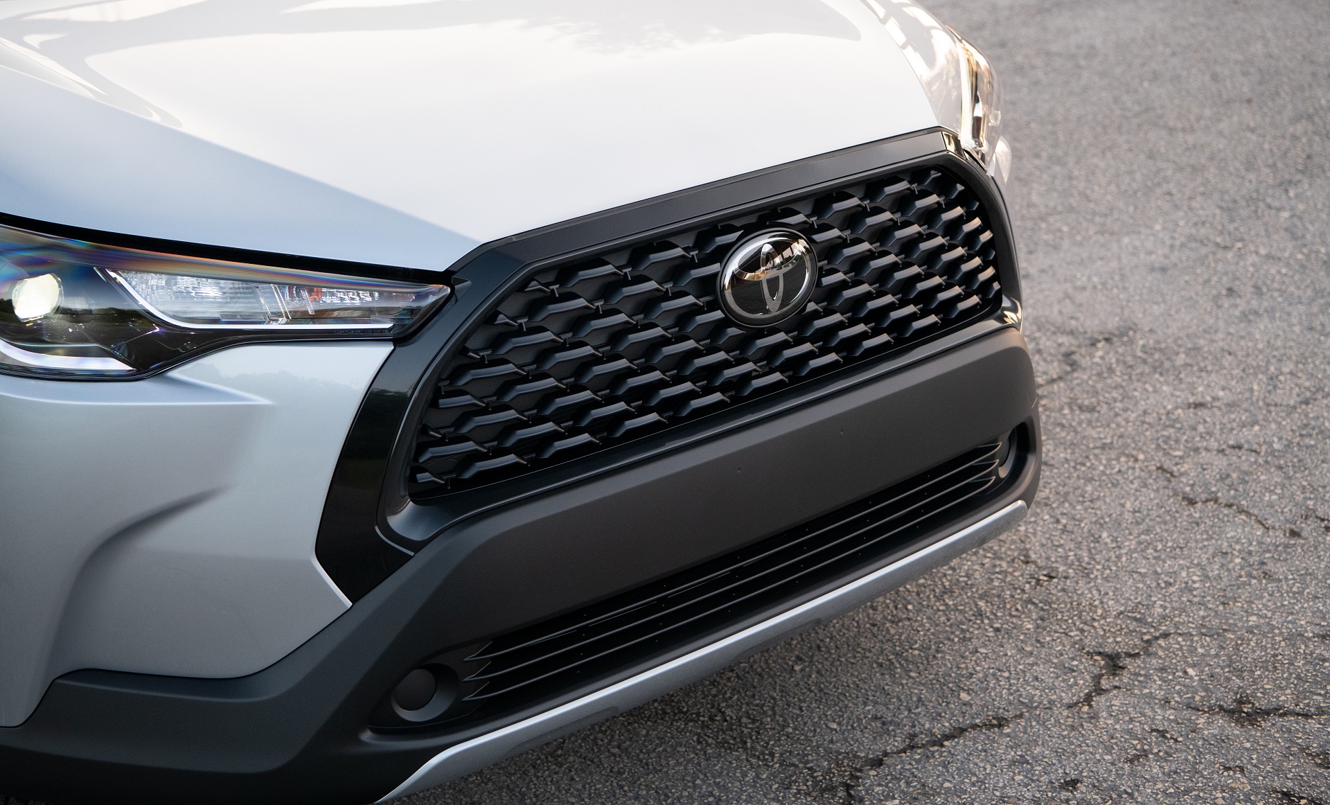 Download 2022 Toyota Corolla Cross L - Grille HD Wallpaper 1920x1162 #18