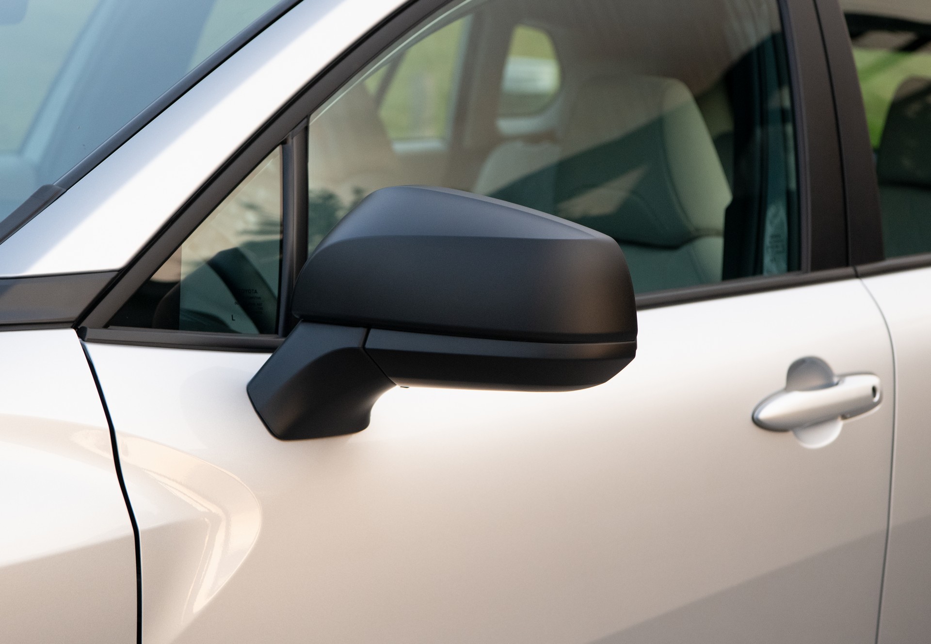 Download 2022 Toyota Corolla Cross L - Mirror HD Wallpaper 1920x1329 #22