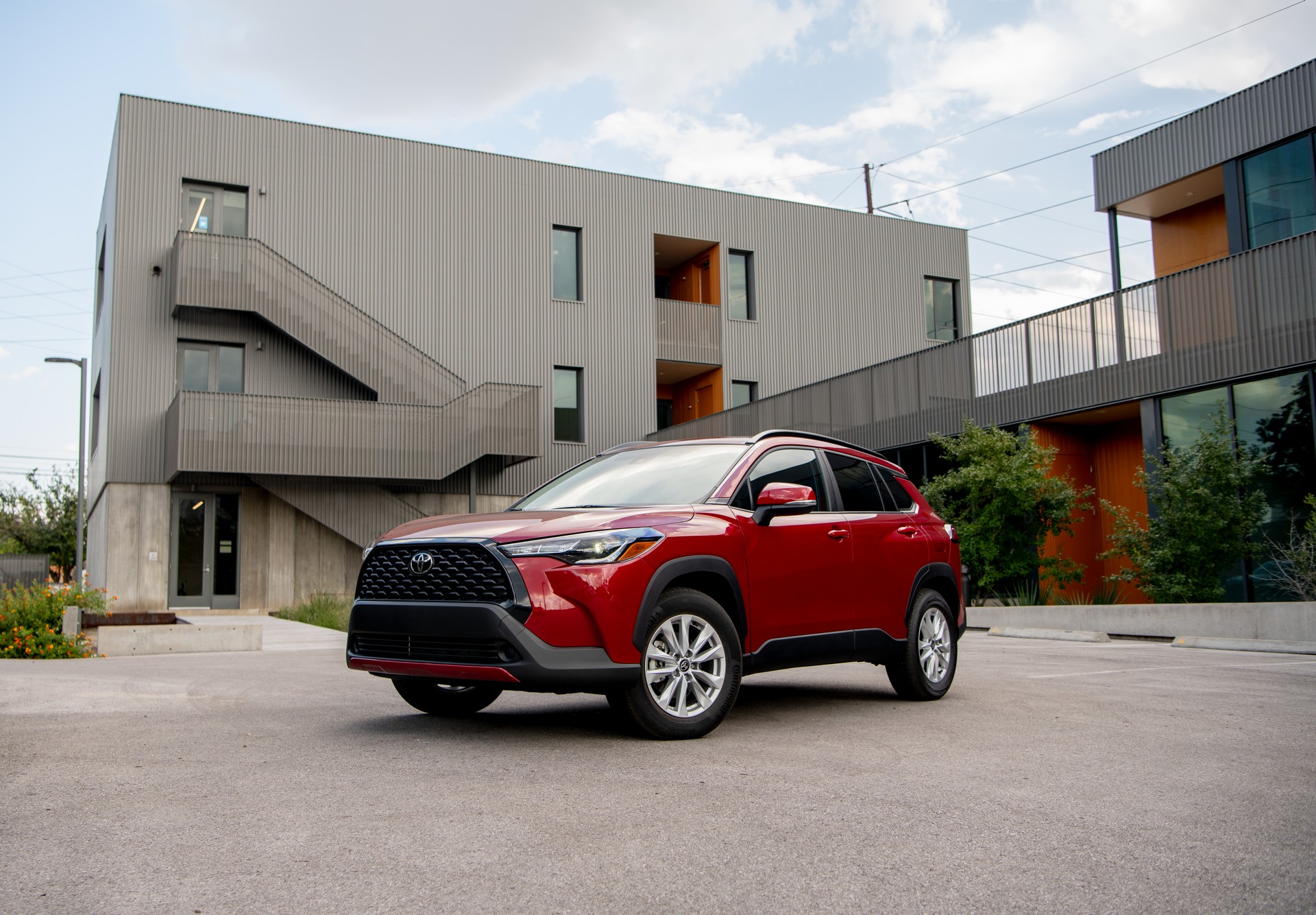 Download 2022 Toyota Corolla Cross LE - Front Three-Quarter HD Wallpaper 1920x1334 #14