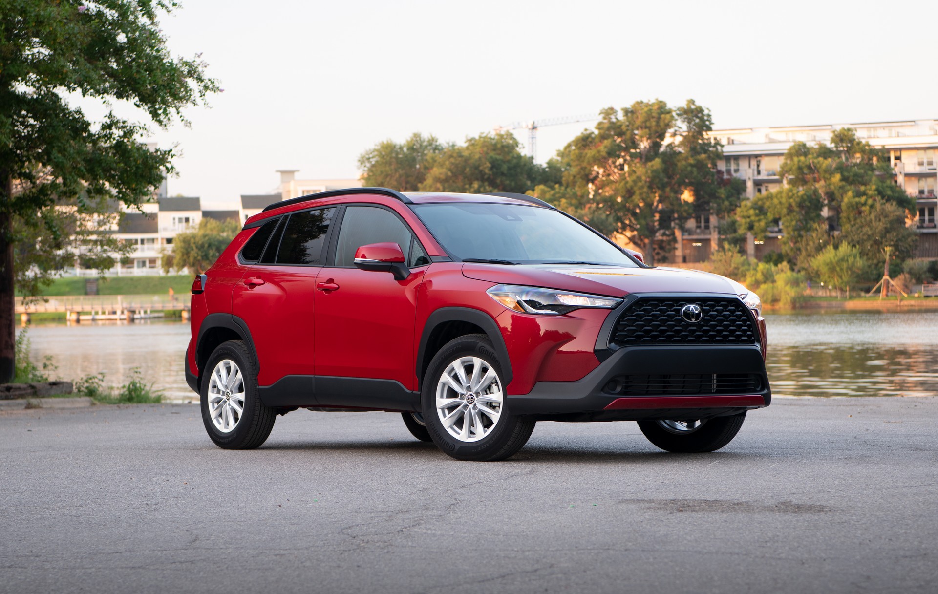 Download 2022 Toyota Corolla Cross LE - Front Three-Quarter HD Wallpaper 1920x1216 #20