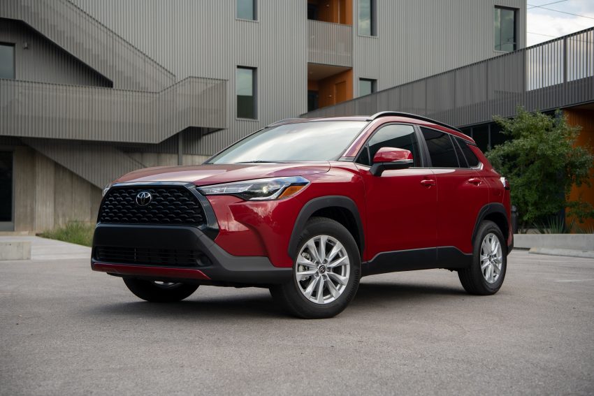 2022 Toyota Corolla Cross LE - Front Three-Quarter Wallpaper 850x567 #15