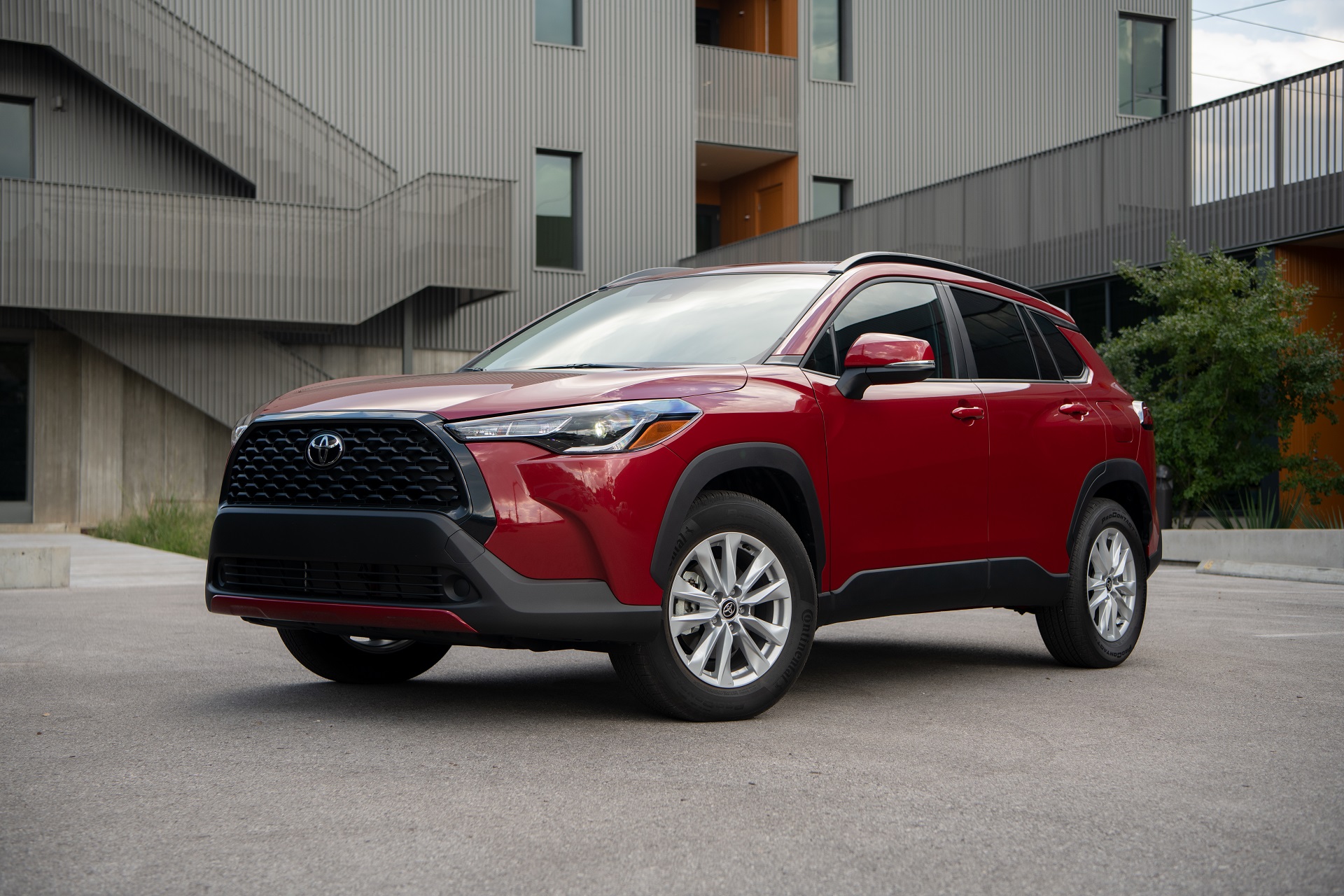 Download 2022 Toyota Corolla Cross LE - Front Three-Quarter HD Wallpaper 1920x1280 #15