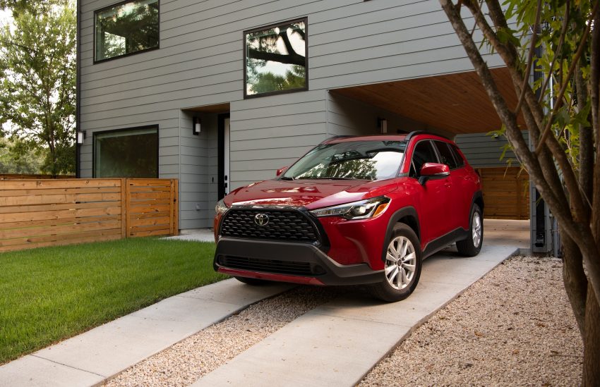 2022 Toyota Corolla Cross LE - Front Three-Quarter Wallpaper 850x549 #27