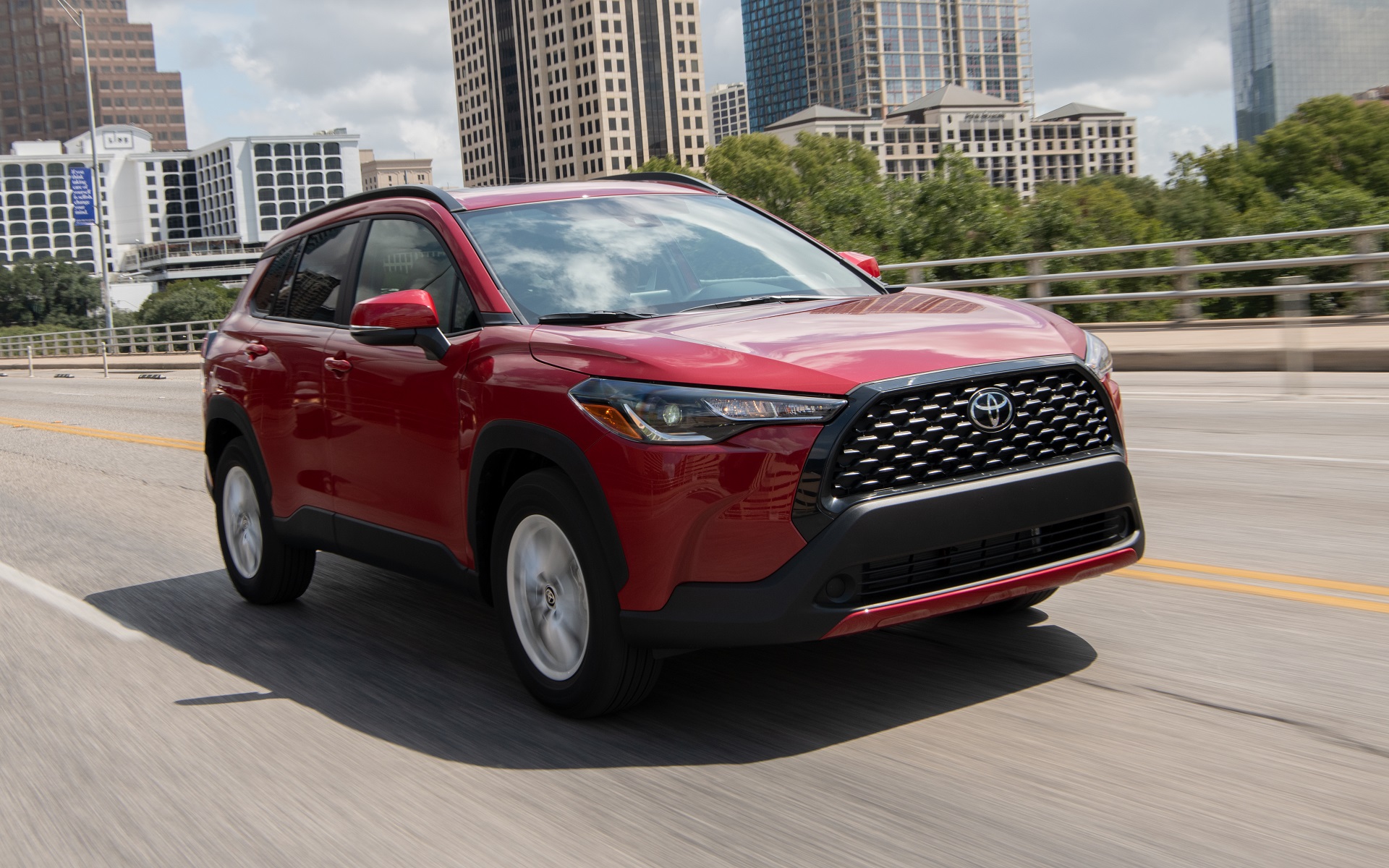 Download 2022 Toyota Corolla Cross LE - Front Three-Quarter HD Wallpaper 1920x1200 #3