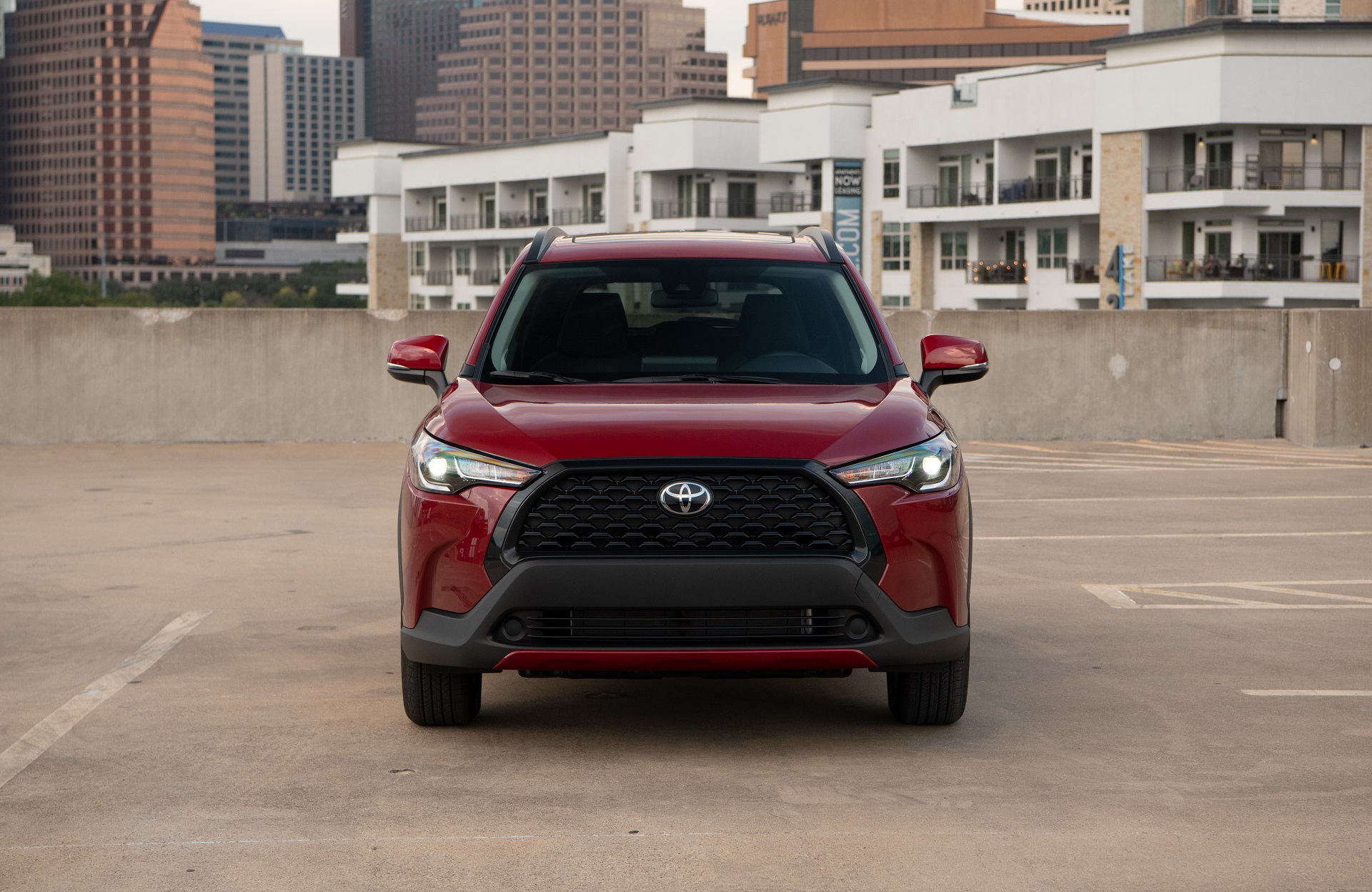 Download 2022 Toyota Corolla Cross LE - Front HD Wallpaper 1920x1248 #16