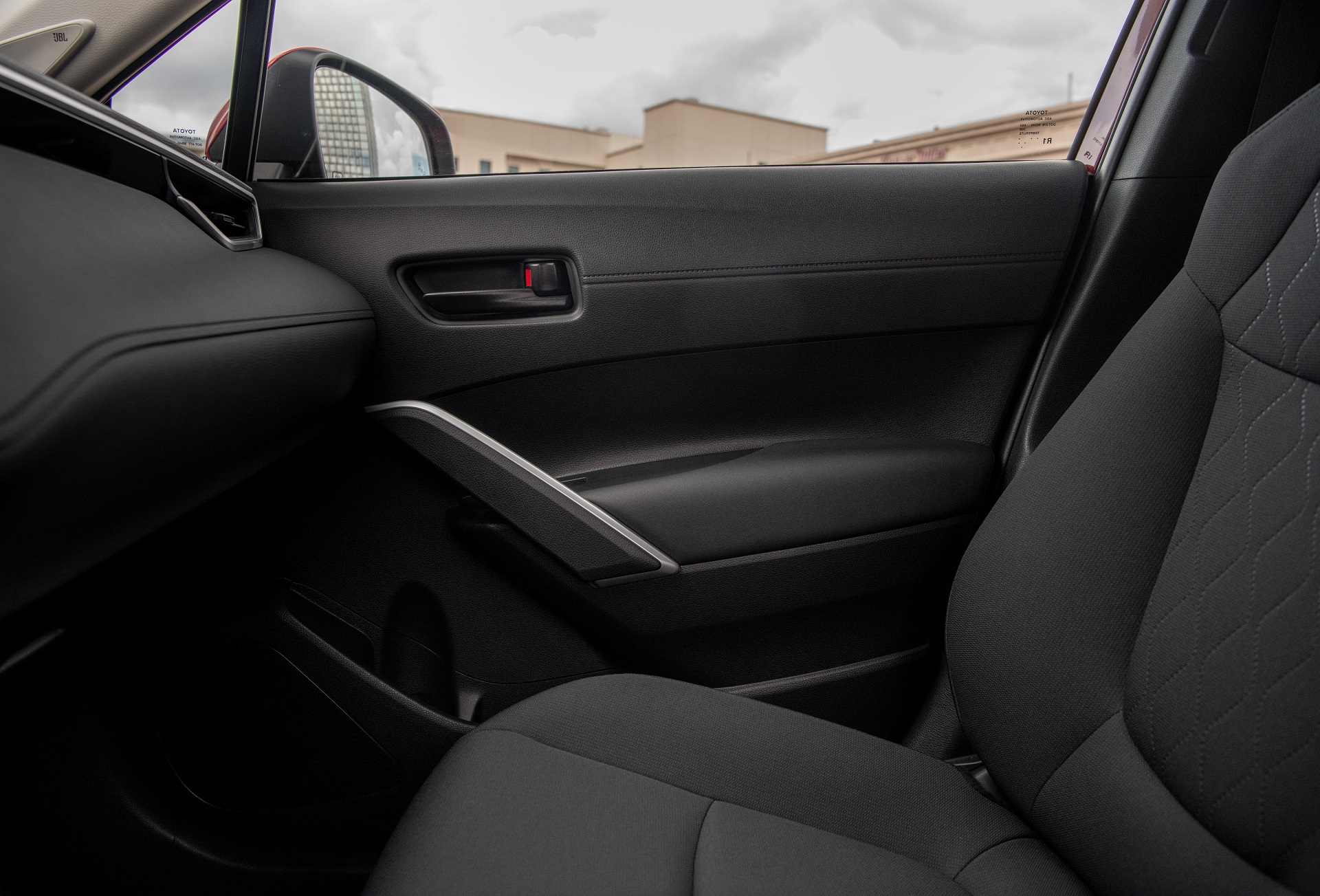 Download 2022 Toyota Corolla Cross LE - Interior, Front Seats HD Wallpaper 1920x1303 #57