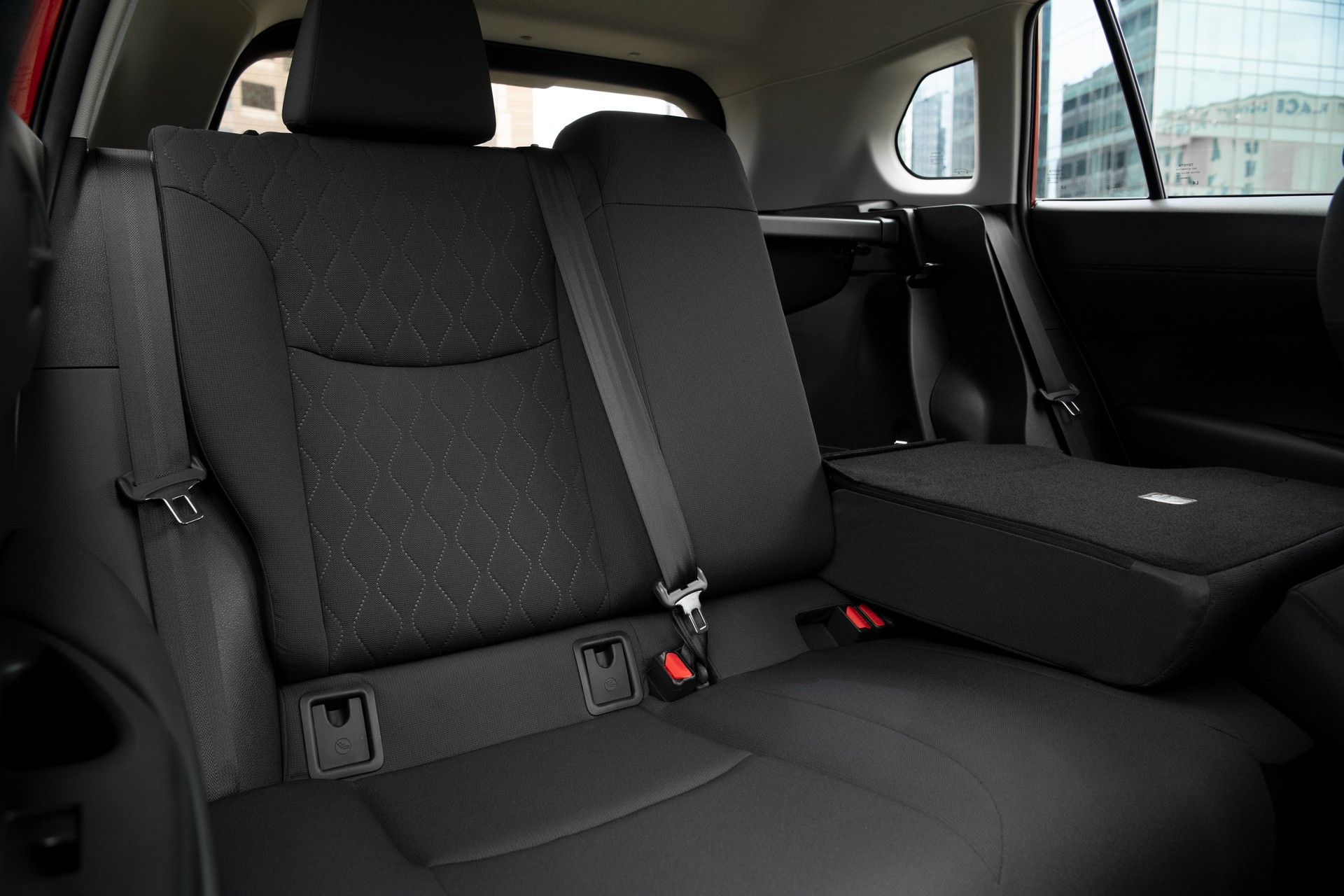 Download 2022 Toyota Corolla Cross LE - Interior, Rear Seats HD Wallpaper 1920x1280 #59