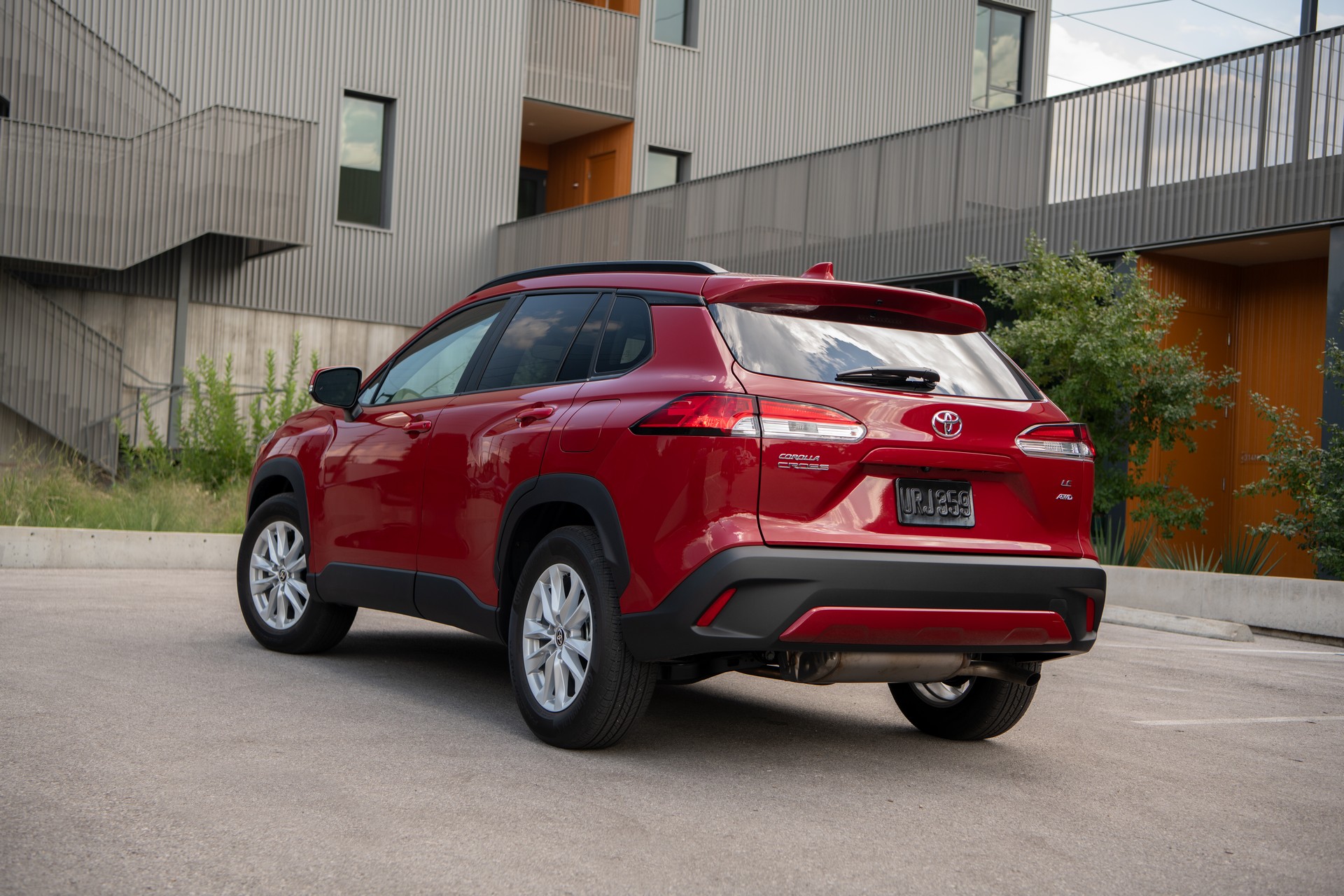 Download 2022 Toyota Corolla Cross LE - Rear Three-Quarter HD Wallpaper 1920x1280 #13