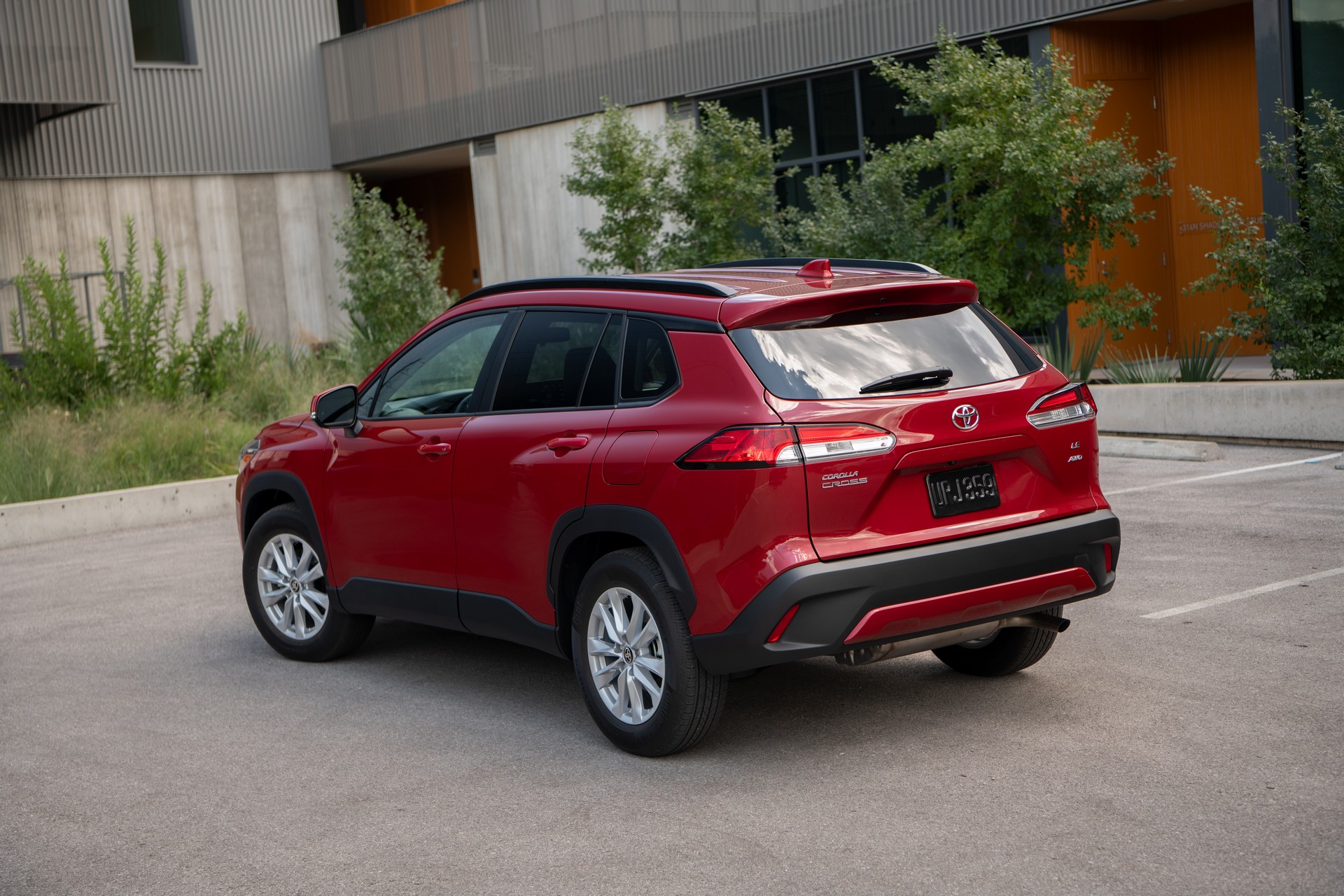 Download 2022 Toyota Corolla Cross LE - Rear Three-Quarter HD Wallpaper 1920x1280 #19