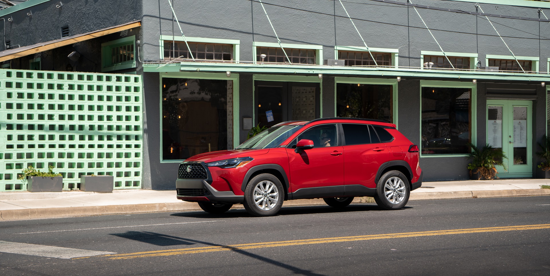 Download 2022 Toyota Corolla Cross LE - Side HD Wallpaper 1920x965 #9