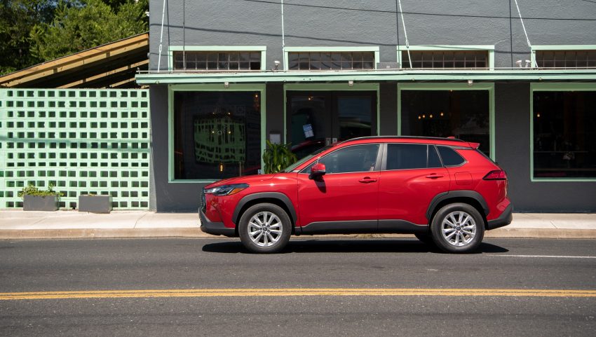 2022 Toyota Corolla Cross LE - Side Wallpaper 850x481 #10