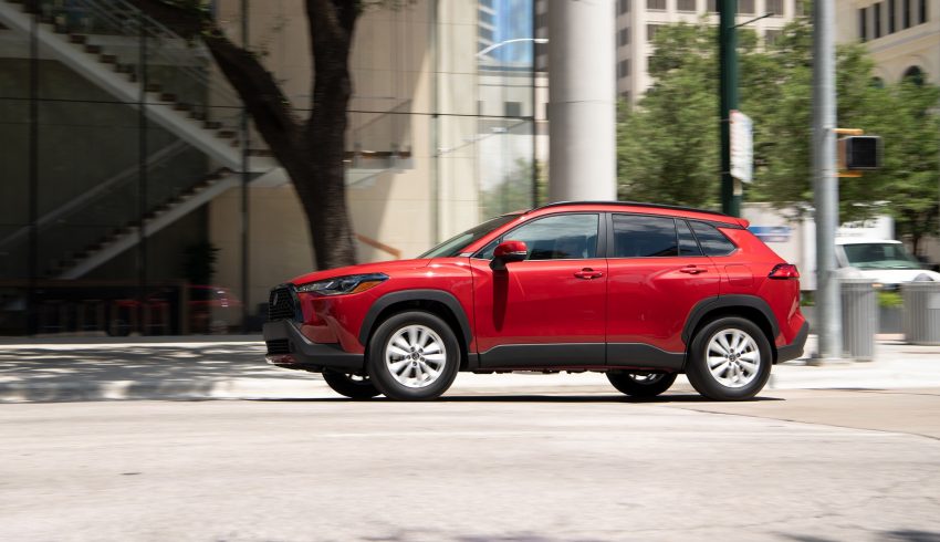 2022 Toyota Corolla Cross LE - Side Wallpaper 850x490 #11