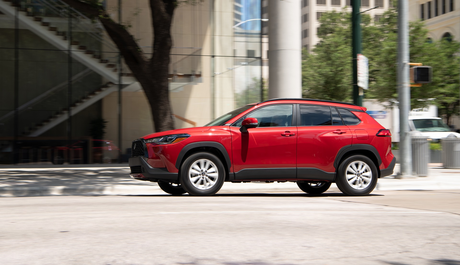 Download 2022 Toyota Corolla Cross LE - Side HD Wallpaper 1920x1107 #11