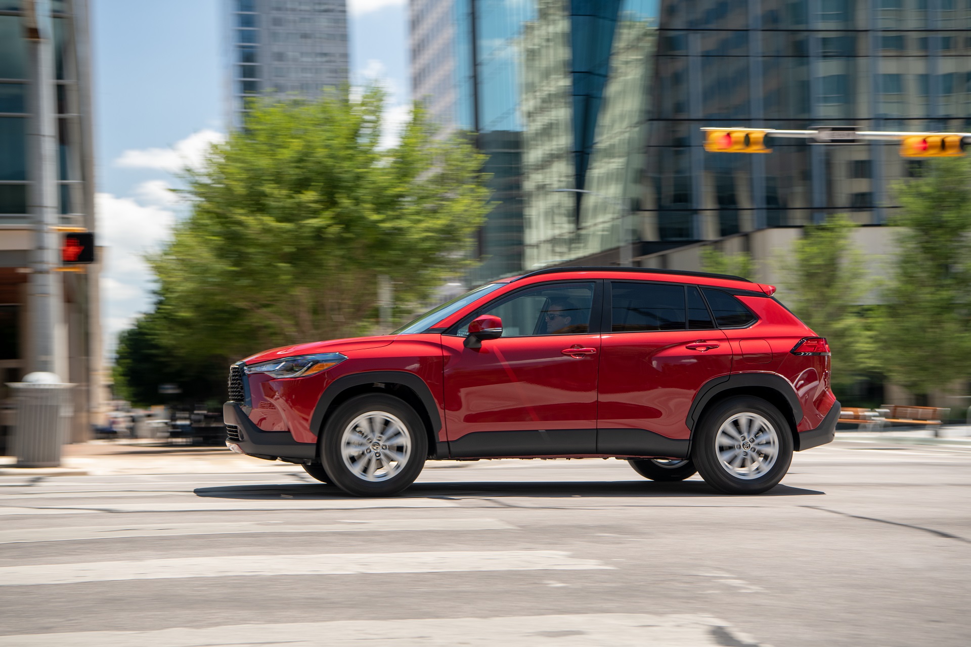 Download 2022 Toyota Corolla Cross LE - Side HD Wallpaper 1920x1280 #8